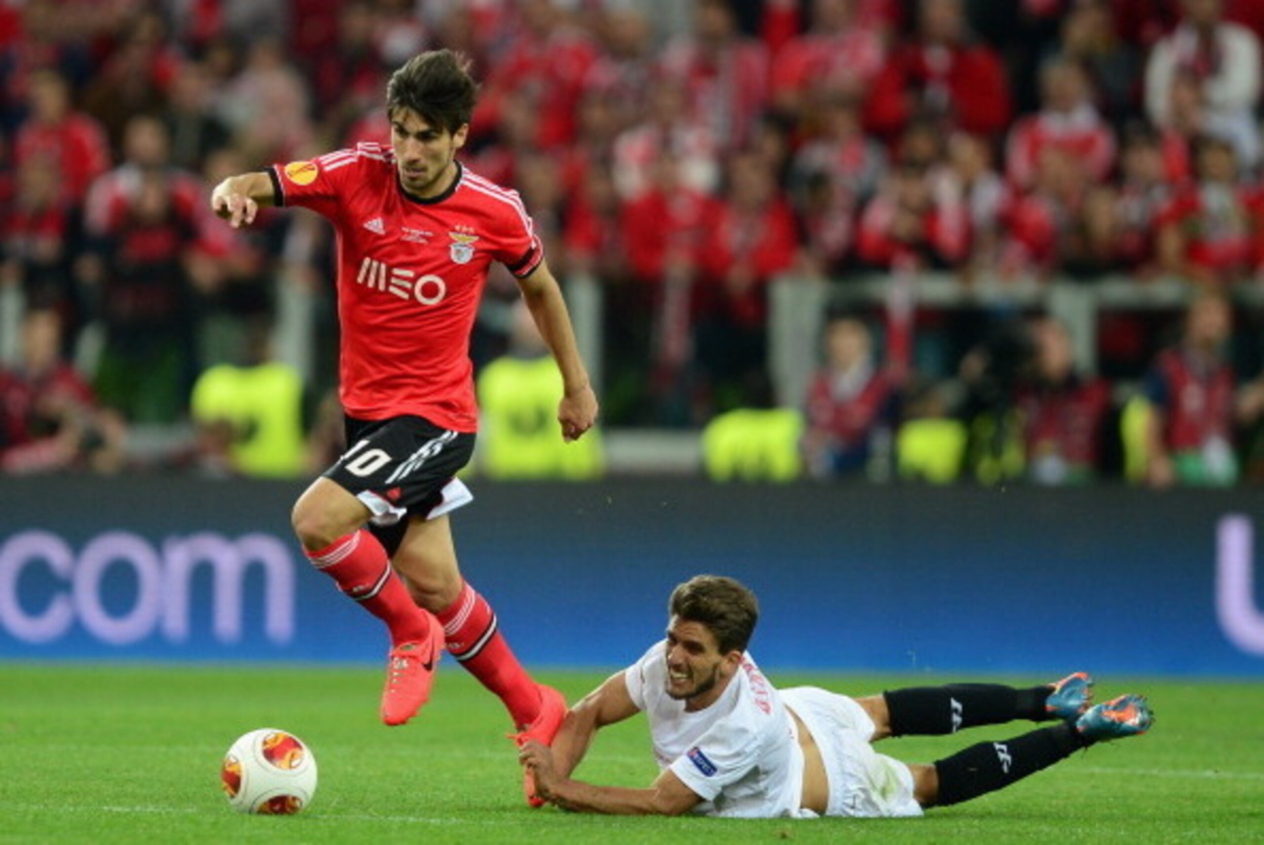 TURIN, ITALY - MAY 14:  Andre Gomes of Benfica evades the challenge from Daniel Carrico of Sevilla during the UEFA Europa League Final match between Sevilla FC and SL Benfica at Juventus Stadium on May 14, 2014 in Turin, Italy.  (Photo by Jamie McDonald/G