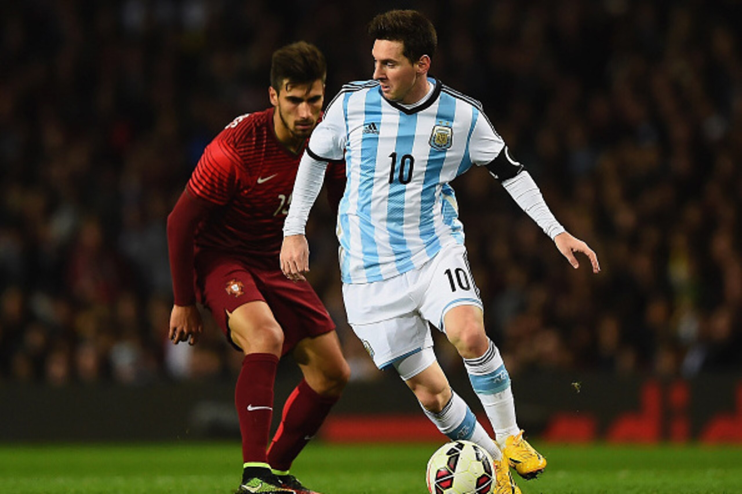 MANCHESTER, ENGLAND - NOVEMBER 18:  Lionel Messi of Argentina is closed down by Andre Gomes of Portugal during the International Friendly between Argentina and Portugal at Old Trafford on November 18, 2014 in Manchester, England.  (Photo by Laurence Griff