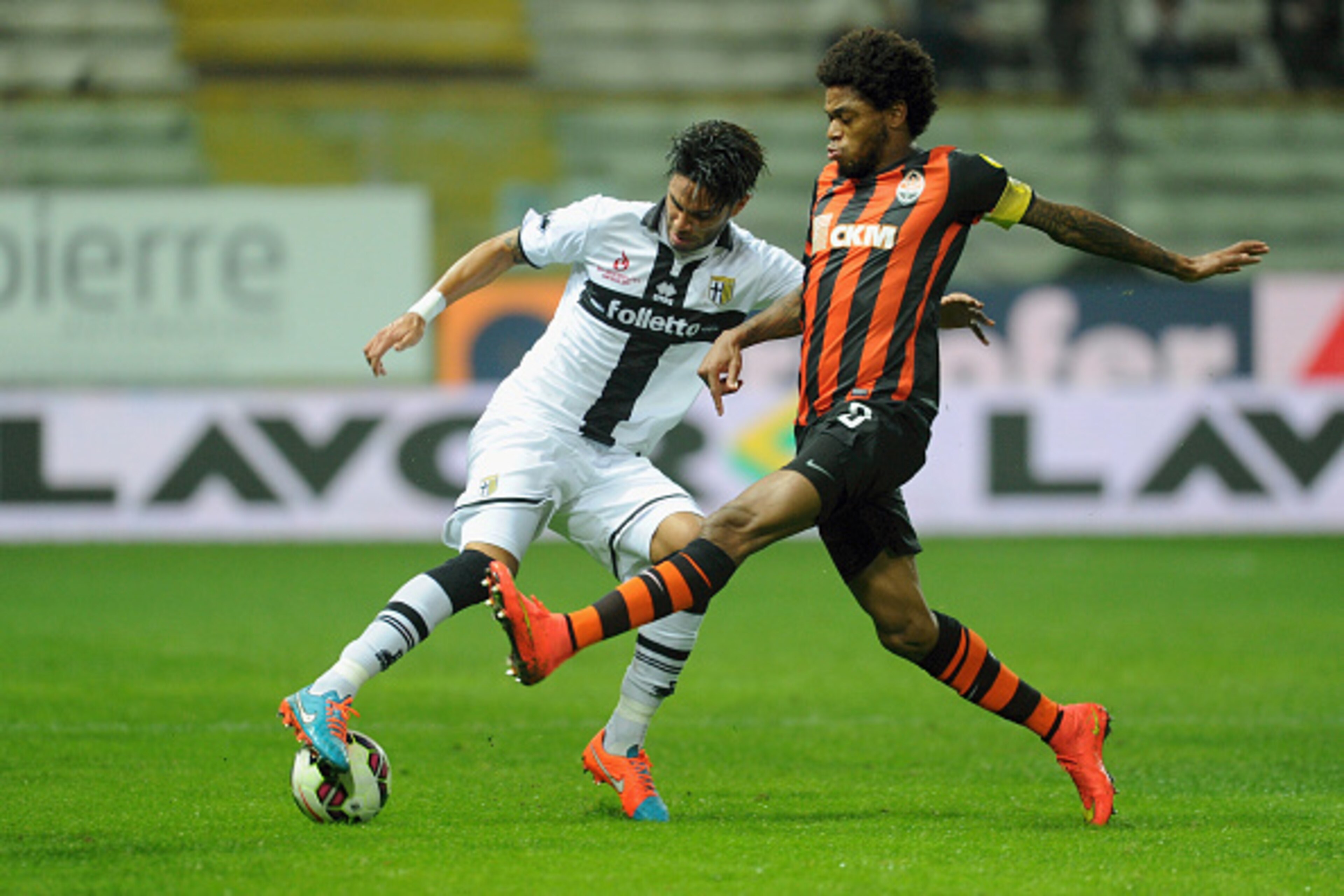 PARMA, ITALY - OCTOBER 09:  (L-R) Pedro Mendes of Parma FC competes for the with Adriano Luiz of FC Shakhtar Donetsk during the friendly match between Parma FC and FC Shakhtar Donetsk at Stadio Ennio Tardini on October 9, 2014 in Parma, Italy.  (Photo by 