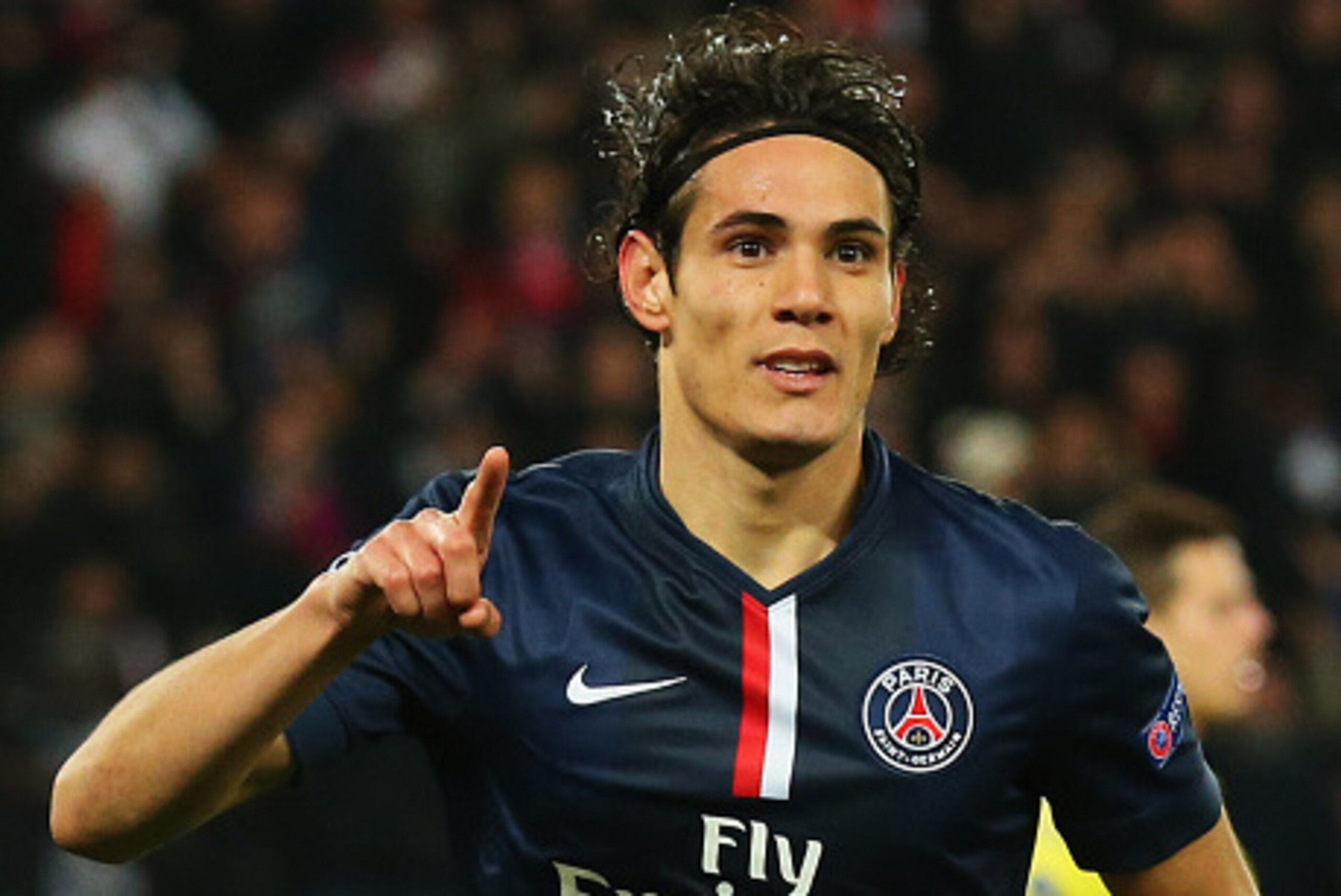 PARIS, FRANCE - FEBRUARY 17:  Edinson Cavani of Paris Saint-Germain celebrates as he scores their first and equalising goal during the UEFA Champions League Round of 16 match between Paris Saint-Germain and Chelsea at Parc des Princes on February 17, 2015