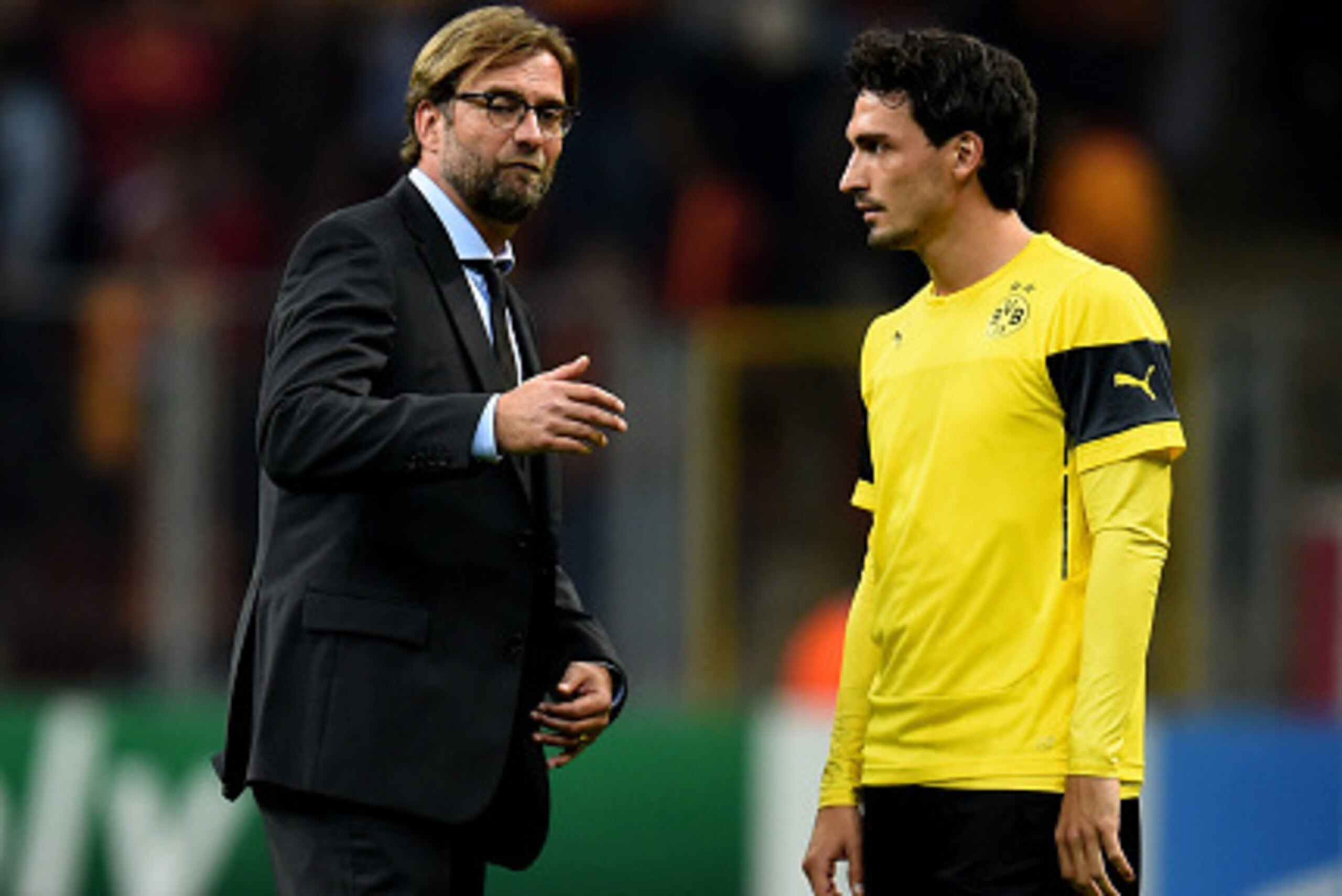 ISTANBUL, TURKEY - OCTOBER 22:  Jurgen Klopp the manager of Borussia Dortmund speaks with Mats Hummels of Borussia Dortmund prior to kickoff during UEFA Champions League Group D match between Galatasaray and Borussia Dortmund at Turk Telekom Arena on Octo