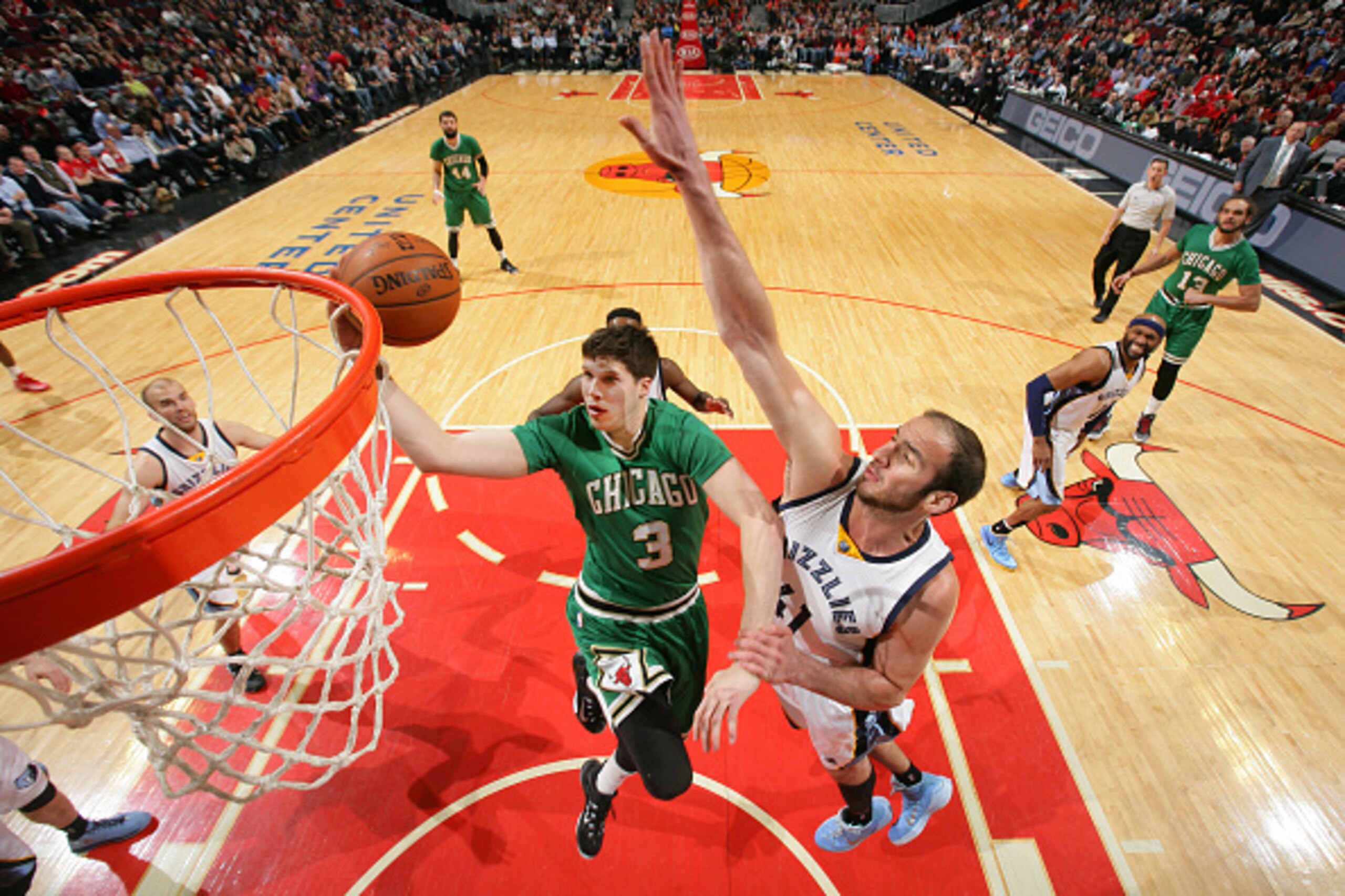 CHICAGO, IL - MARCH 09:  Doug McDermott #3 of the Chicago Bulls goes to the basket past Kosta Koufos #41 of the Memphis Grizzlies on March 9, 2015 at the United Center in Chicago, Illinois. NOTE TO USER: User expressly acknowledges and agrees that, by dow