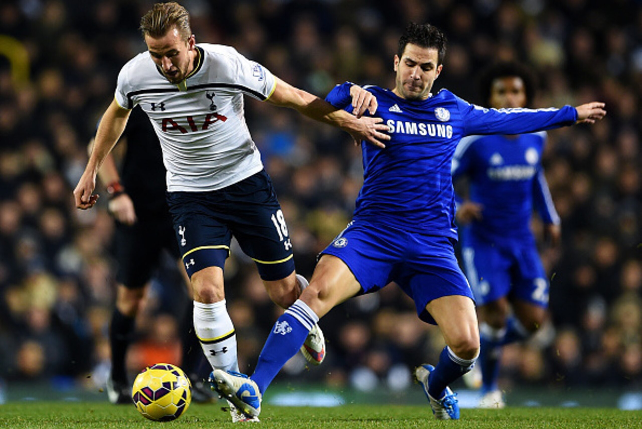 LONDON, ENGLAND - JANUARY 01:  Harry Kane of Spurs battles for the ball with Cesc Fabregas of Chelsea during the Barclays Premier League match between Tottenham Hotspur and Chelsea at White Hart Lane on January 1, 2015 in London, England.  (Photo by Micha