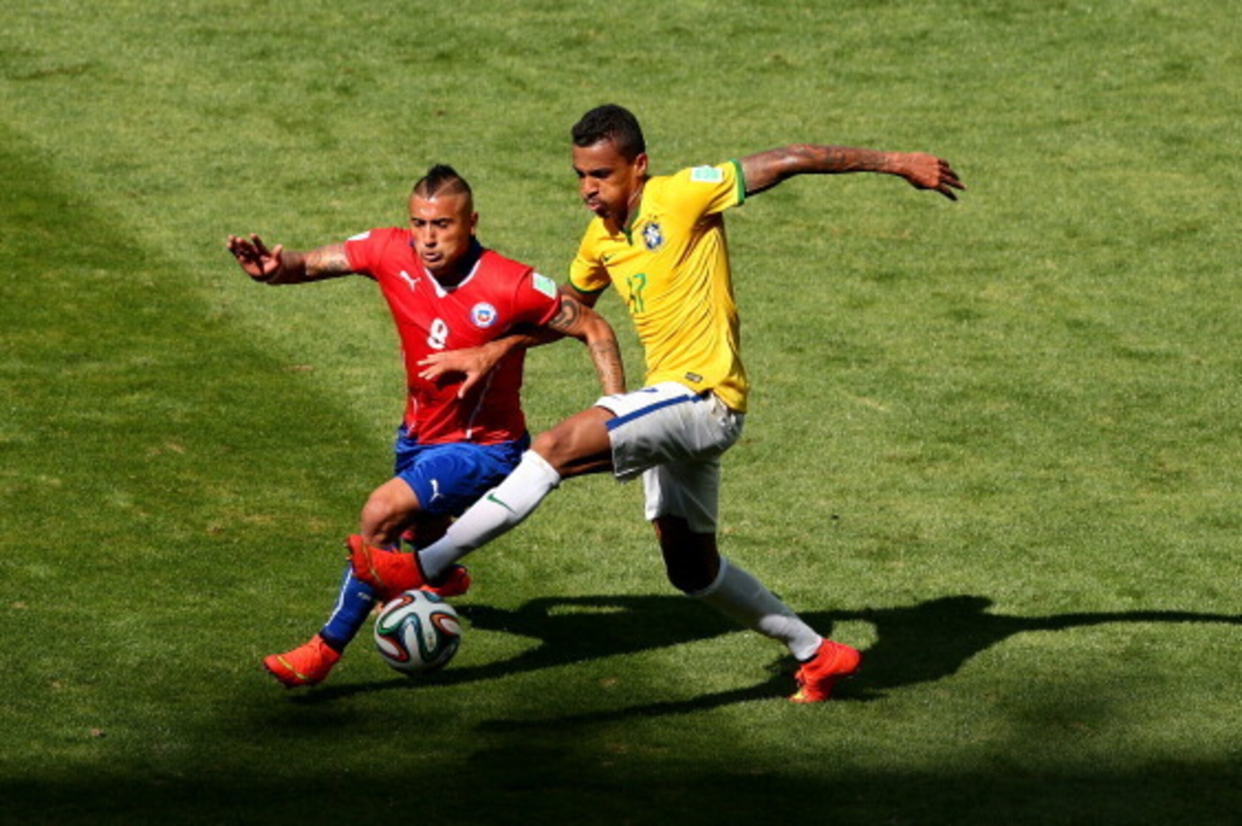 BELO HORIZONTE, BRAZIL - JUNE 28:  Arturo Vidal of Chile and Luiz Gustavo of Brazil compete for the ball during the 2014 FIFA World Cup Brazil round of 16 match between Brazil and Chile at Estadio Mineirao on June 28, 2014 in Belo Horizonte, Brazil.  (Pho