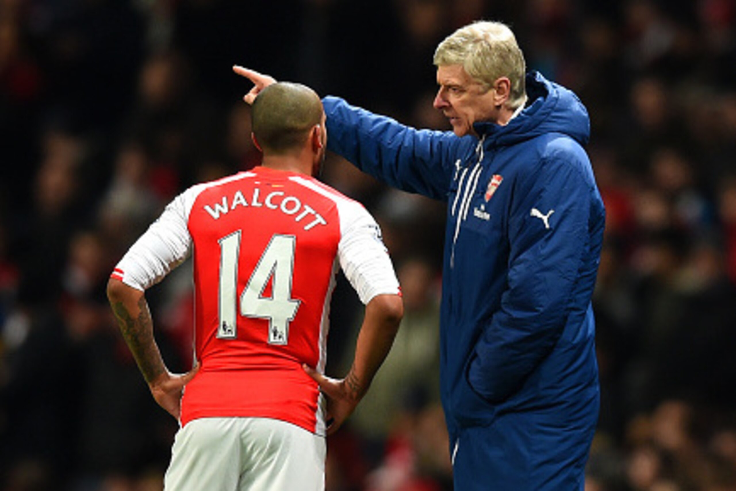 LONDON, ENGLAND - FEBRUARY 10:  Arsene Wenger, manager of Arsenal speaks with Theo Walcott of Arsenal during the Barclays Premier League match between Arsenal and Leicester City at Emirates Stadium on February 10, 2015 in London, England.  (Photo by Micha