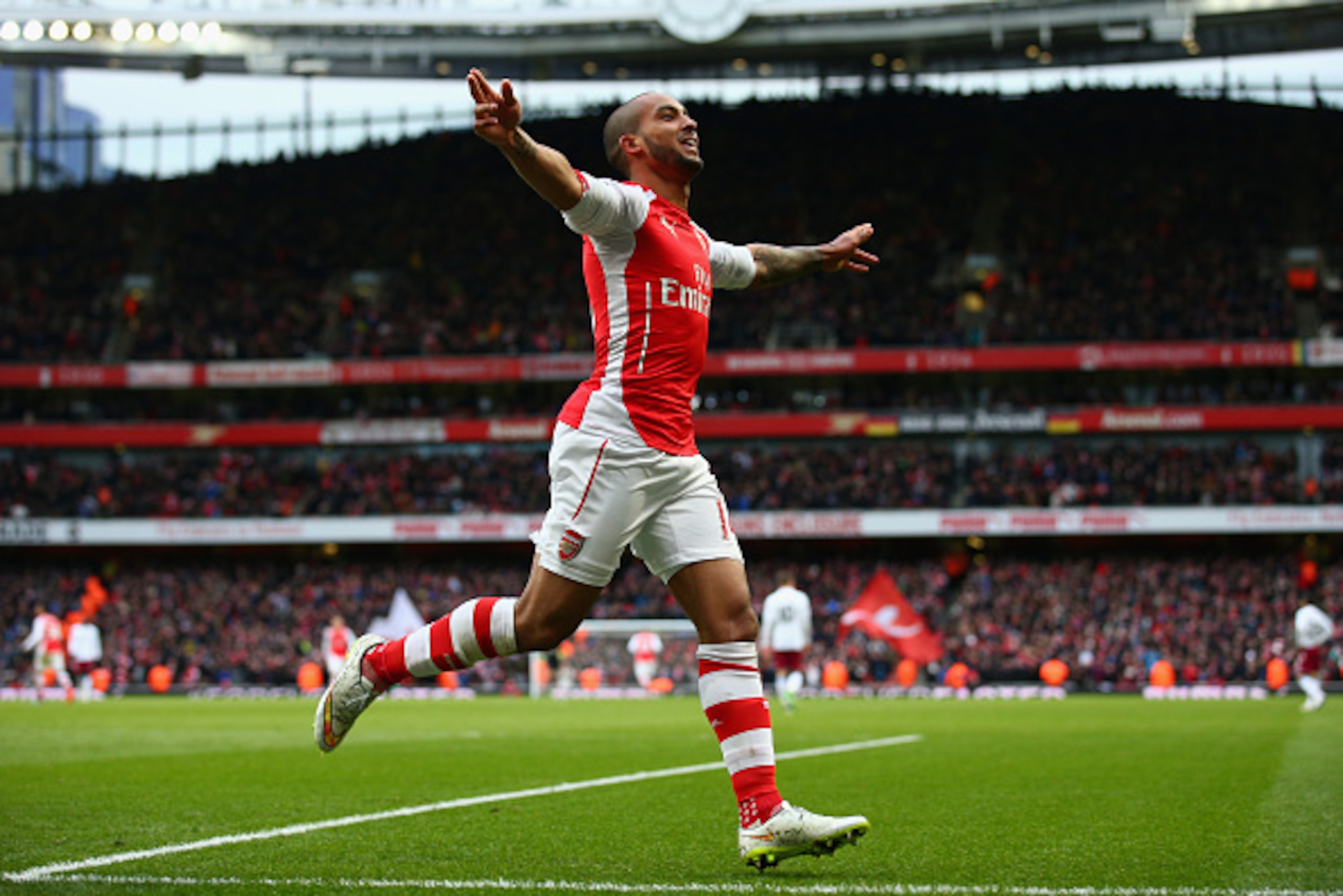 LONDON, ENGLAND - FEBRUARY 01:  Theo Walcott of Arsenal celebrates after scoring his team's third goal during the Barclays Premier League match between Arsenal and Aston Villa at the Emirates Stadium on February 1, 2015 in London, England.  (Photo by Paul