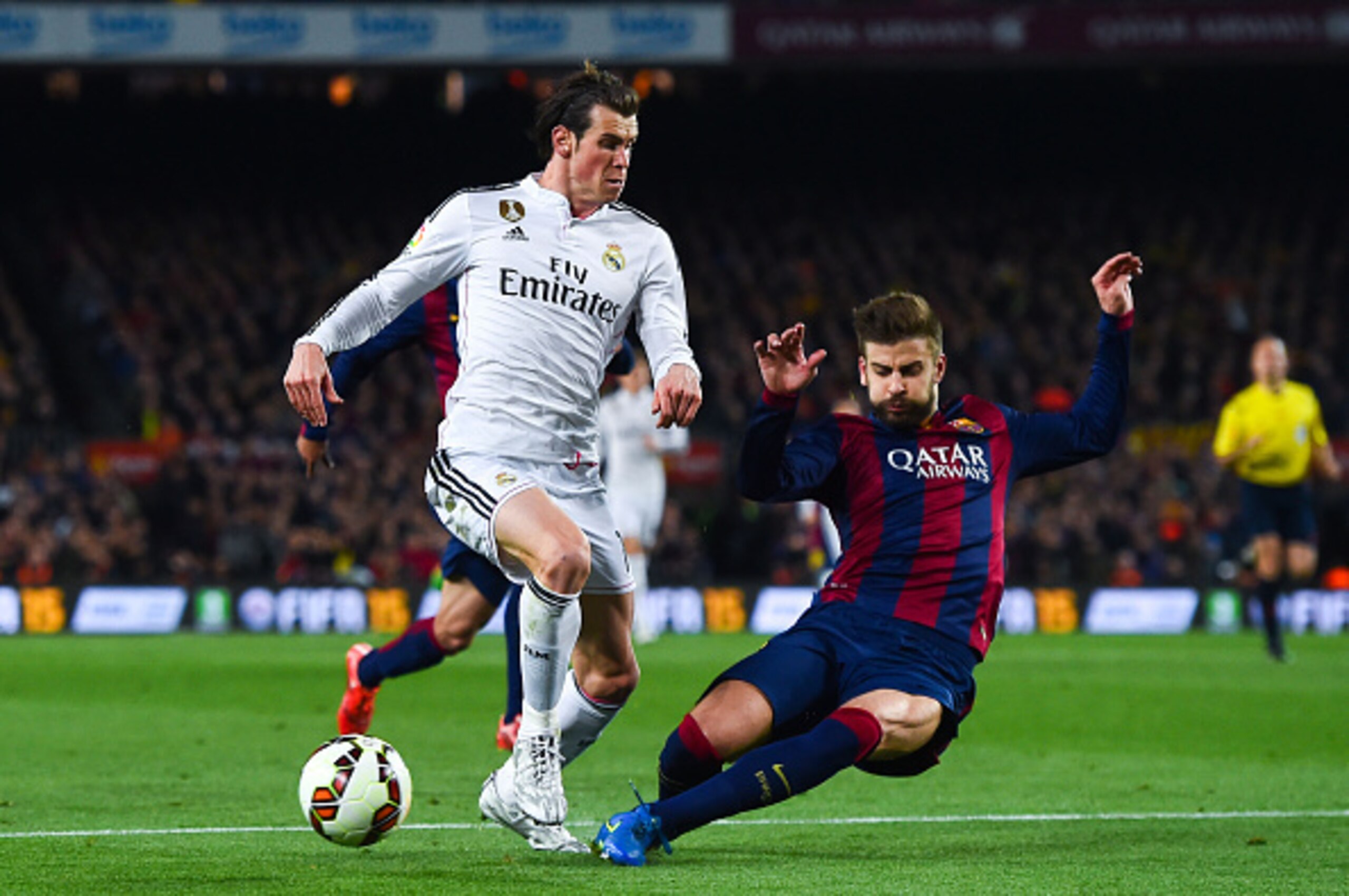 BARCELONA, SPAIN - MARCH 22:  Gareth Bale of Real Madrid CF competes for the ball with Gerard Pique of FC Barcelona during the La Liga match Between FC Barcelona and Real Madrid CF at Camp Nou on March 22, 2015 in Barcelona, Spain.  (Photo by David Ramos/