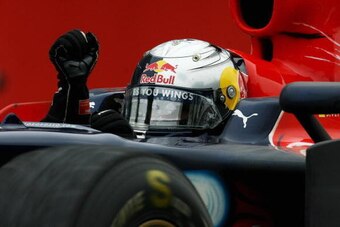 MONZA, ITALY - SEPTEMBER 14:  Sebastian Vettel of Germany and Scuderia Toro Rosso celebrates as he crosses the finish line to win the Italian Formula One Grand Prix at the Autodromo Nazionale di Monza on September 14, 2008 in Monza, Italy.  (Photo by Cliv