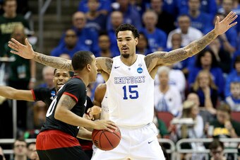 LOUISVILLE, KY - MARCH 21:  Willie Cauley-Stein #15 of the Kentucky Wildcats plays defense against the Cincinnati Bearcats during the third round of the 2015 NCAA Men's Basketball Tournament at KFC YUM! Center on March 21, 2015 in Louisville, Kentucky.  (