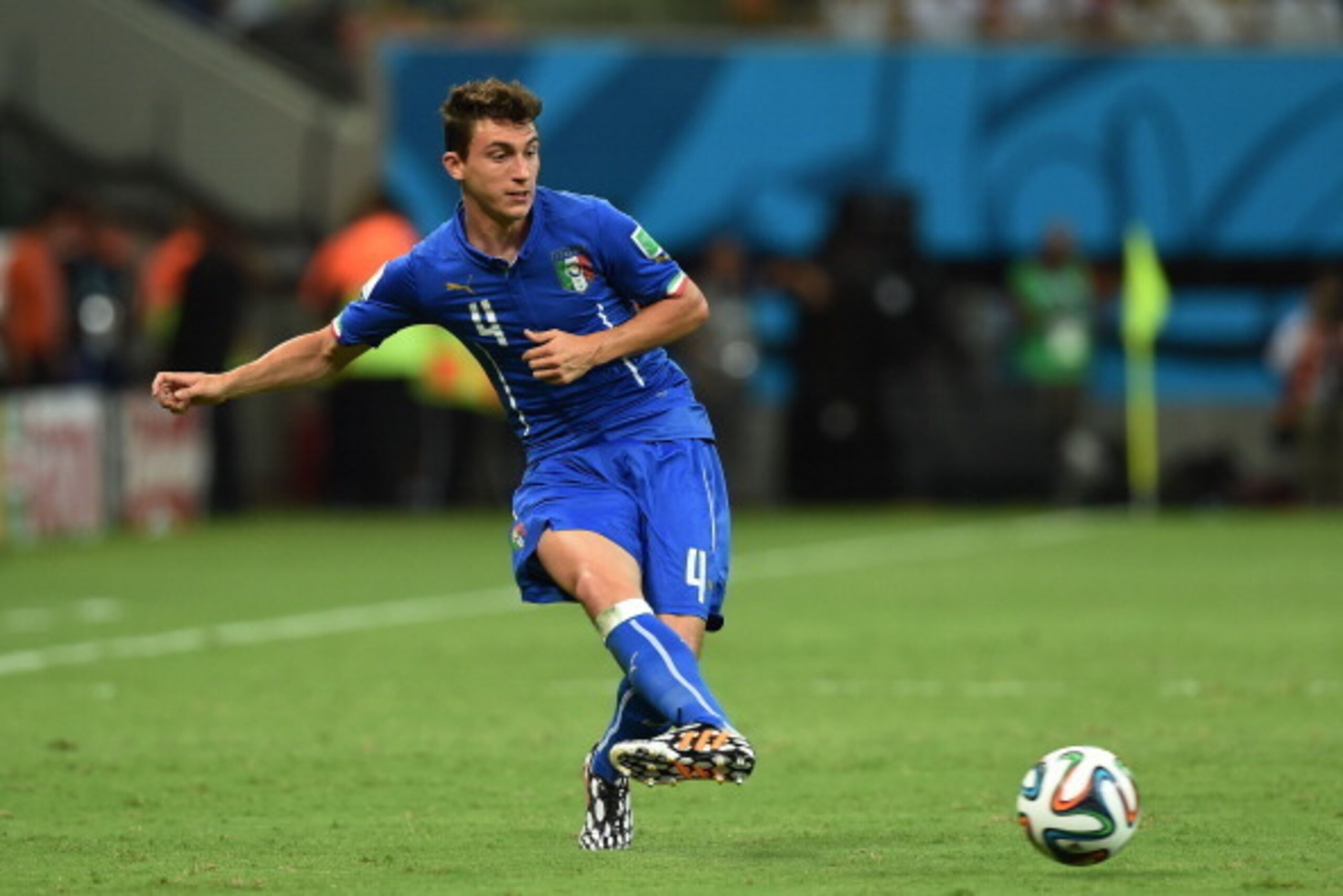 MANAUS, BRAZIL - JUNE 14:  Matteo Darmian of Italy controls the ball during the 2014 FIFA World Cup Brazil Group D match between England and Italy at Arena Amazonia on June 14, 2014 in Manaus, Brazil.  (Photo by Claudio Villa/Getty Images)