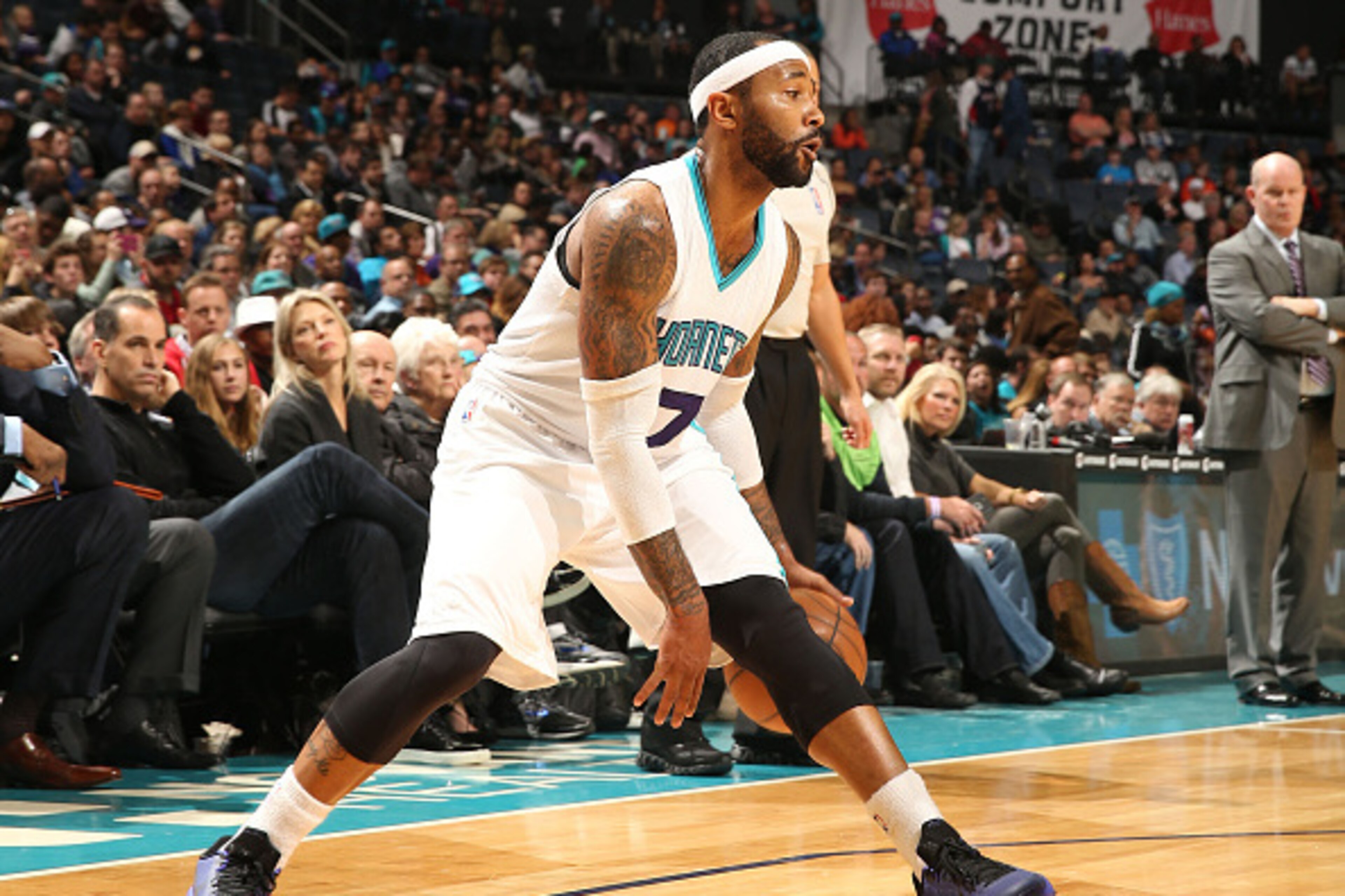 CHARLOTTE, NC - MARCH 28: Mo Williams #7 of the Charlotte Hornets handles the ball against the Atlanta Hawks at the Time Warner Cable Arena on March 28, 2015 in Charlotte, North Carolina. NOTE TO USER: User expressly acknowledges and agrees that, by downl