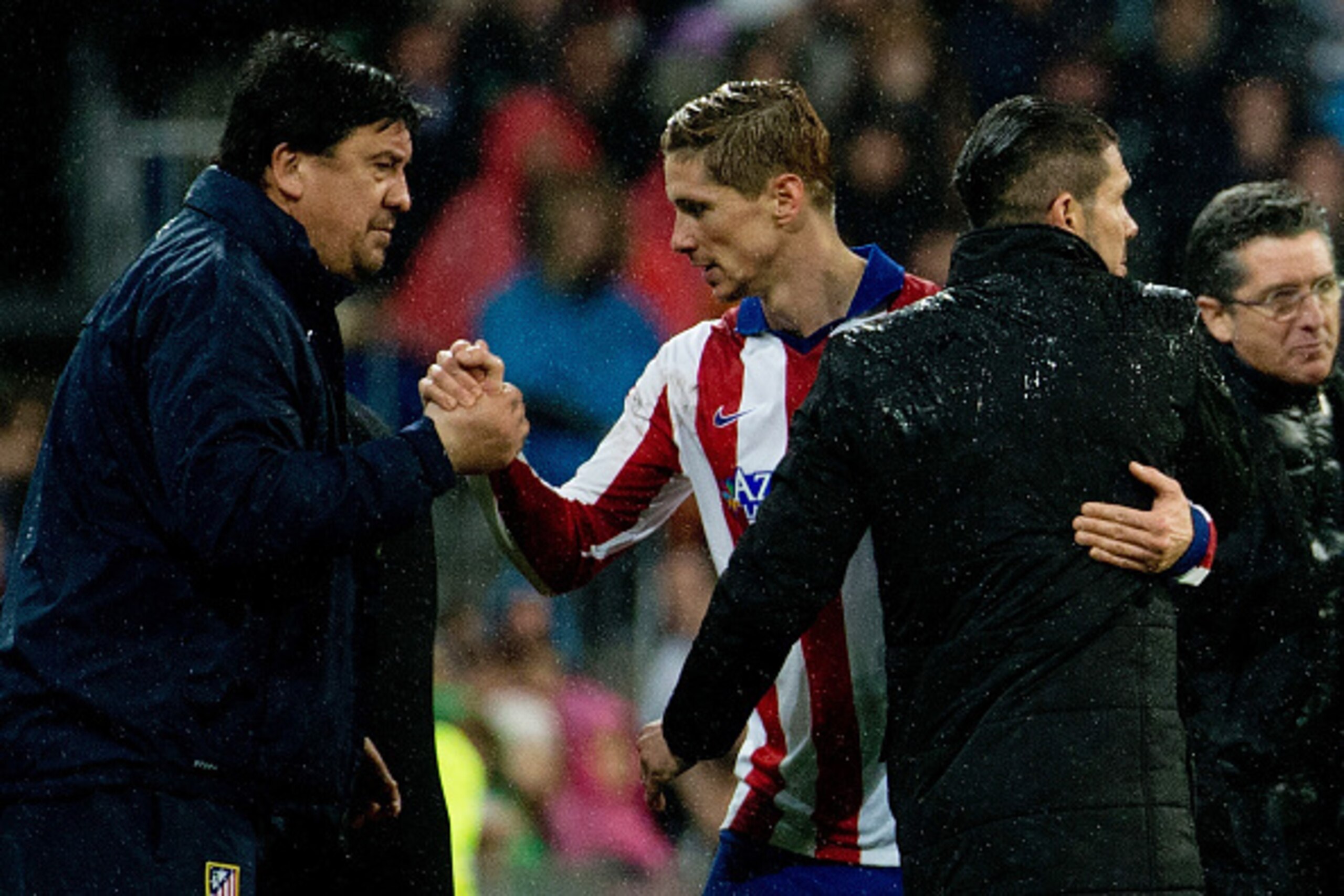 MADRID, SPAIN - JANUARY 15: Fernando Torres (2ndL) of Atletico de Madrid shakes hands with assistant coach German Burgos (L) as his head coach Diego Pablo Simeone (R) embraces him after being relevated during the Copa del Rey Round of 16  second leg match