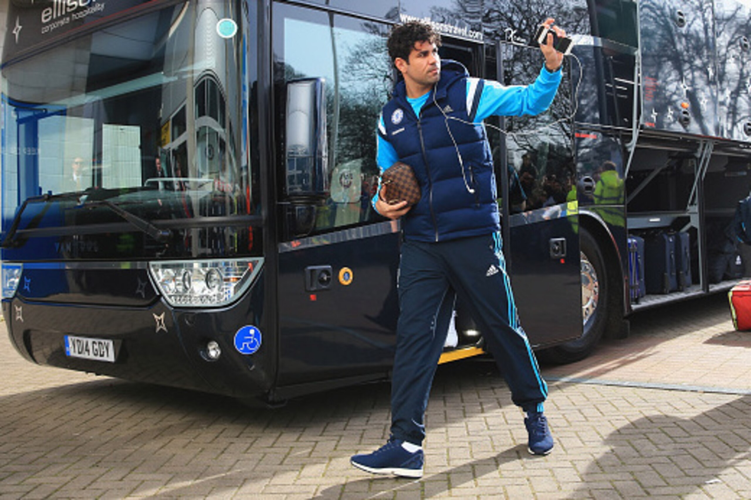 HULL, ENGLAND - MARCH 22:  Diego Costa of Chelsea waves to fans as he arrives prior to the Barclays Premier League match between Hull City and Chelsea at KC Stadium on March 22, 2015 in Hull, England.  (Photo by Matthew Lewis/Getty Images)