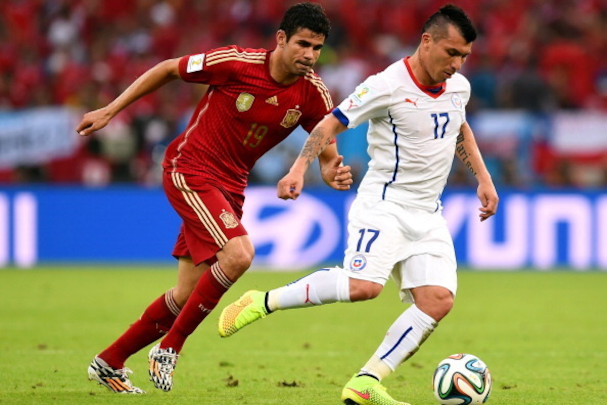 RIO DE JANEIRO, BRAZIL - JUNE 18: Gary Medel of Chile controls the ball against Diego Costa of Spain during the 2014 FIFA World Cup Brazil Group B match between Spain and Chile at Maracana on June 18, 2014 in Rio de Janeiro, Brazil.  (Photo by David Ramos