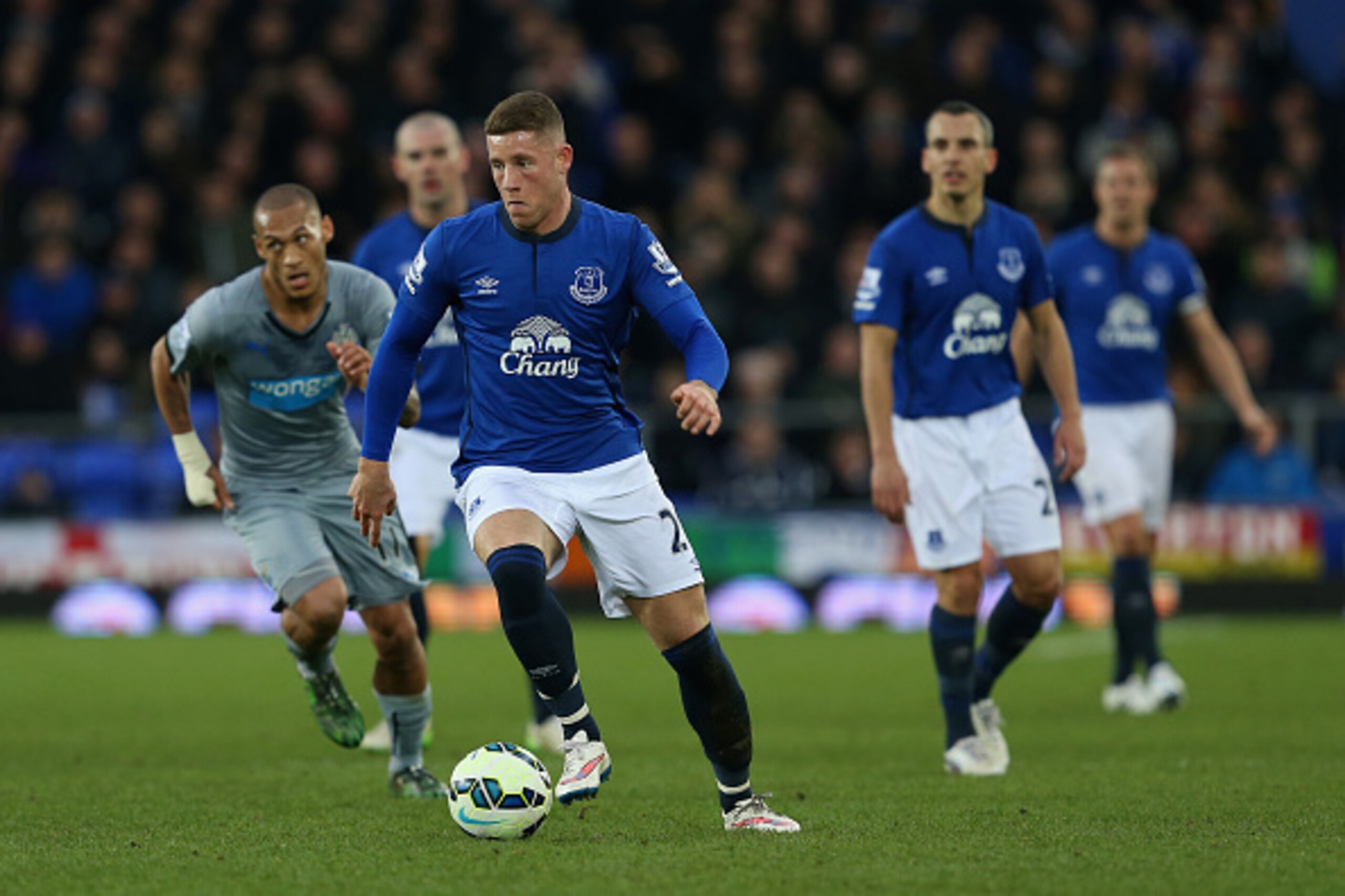 LIVERPOOL, ENGLAND - MARCH 15: Ross Barkley of Everton on the ball during the Barclays Premier League match between Everton and Newcastle United at Goodison Park on March 15, 2015 in Liverpool, England.  (Photo by Jan Kruger/Getty Images)