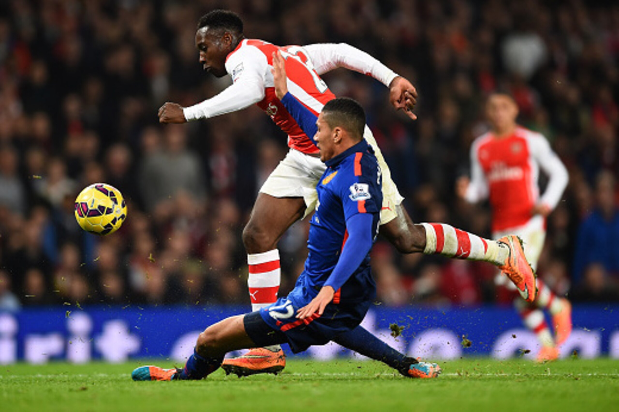 LONDON, ENGLAND - NOVEMBER 22: Danny Welbeck of Arsenal is wackled by Chris Smalling of Manchester United during the Barclays Premier League match between Arsenal and Manchester United at Emirates Stadium on November 22, 2014 in London, England. (Photo by LONDON, ENGLAND - NOVEMBER 22: Danny Welbeck of Arsenal is wackled by Chris Smalling of Manchester United during the Barclays Premier League match between Arsenal and Manchester United at Emirates Stadium on November 22, 2014 in London, England. (Photo by
