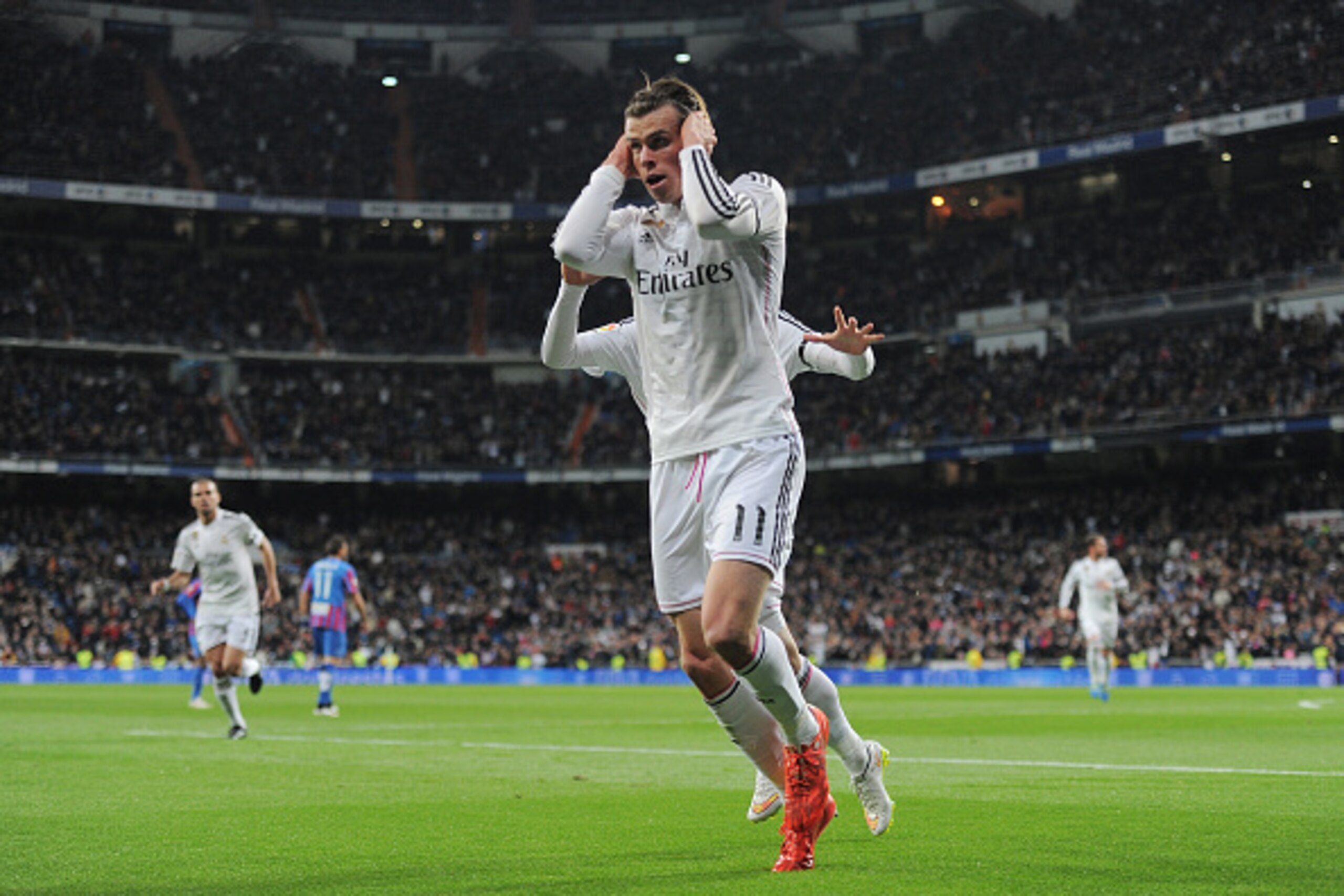 MADRID, SPAIN - MARCH 15:  Gareth Bale of Real Madrid celebrates after scoring Real's opening goal during the La Liga match between Real Madrid CF and Levante UD at Estadio Santiago Bernabeu on March 15, 2015 in Madrid, Spain.  (Photo by Denis Doyle/Getty