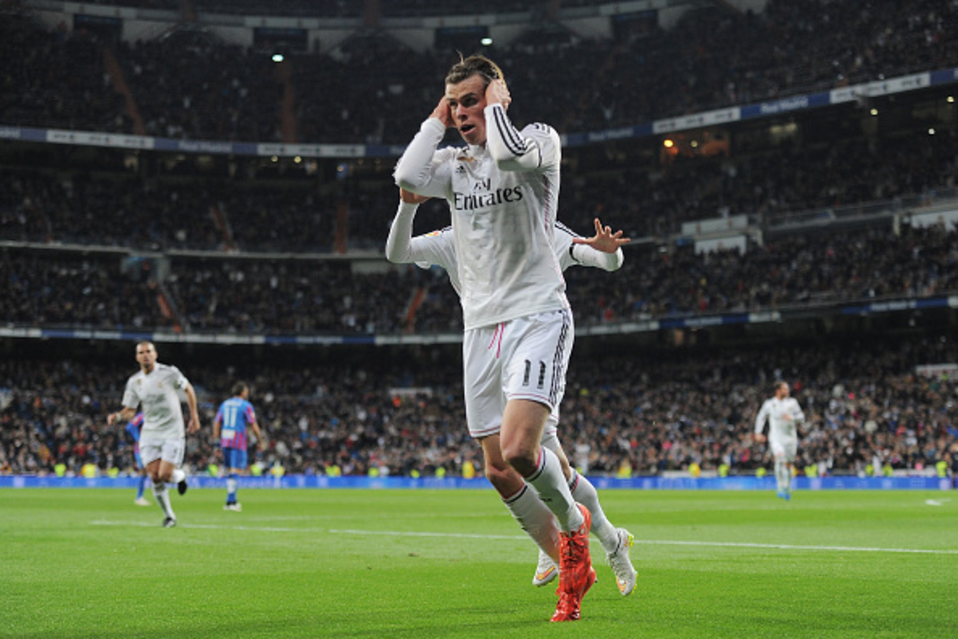 MADRID, SPAIN - MARCH 15:  Gareth Bale of Real Madrid celebrates after scoring Real's opening goal during the La Liga match between Real Madrid CF and Levante UD at Estadio Santiago Bernabeu on March 15, 2015 in Madrid, Spain.  (Photo by Denis Doyle/Getty