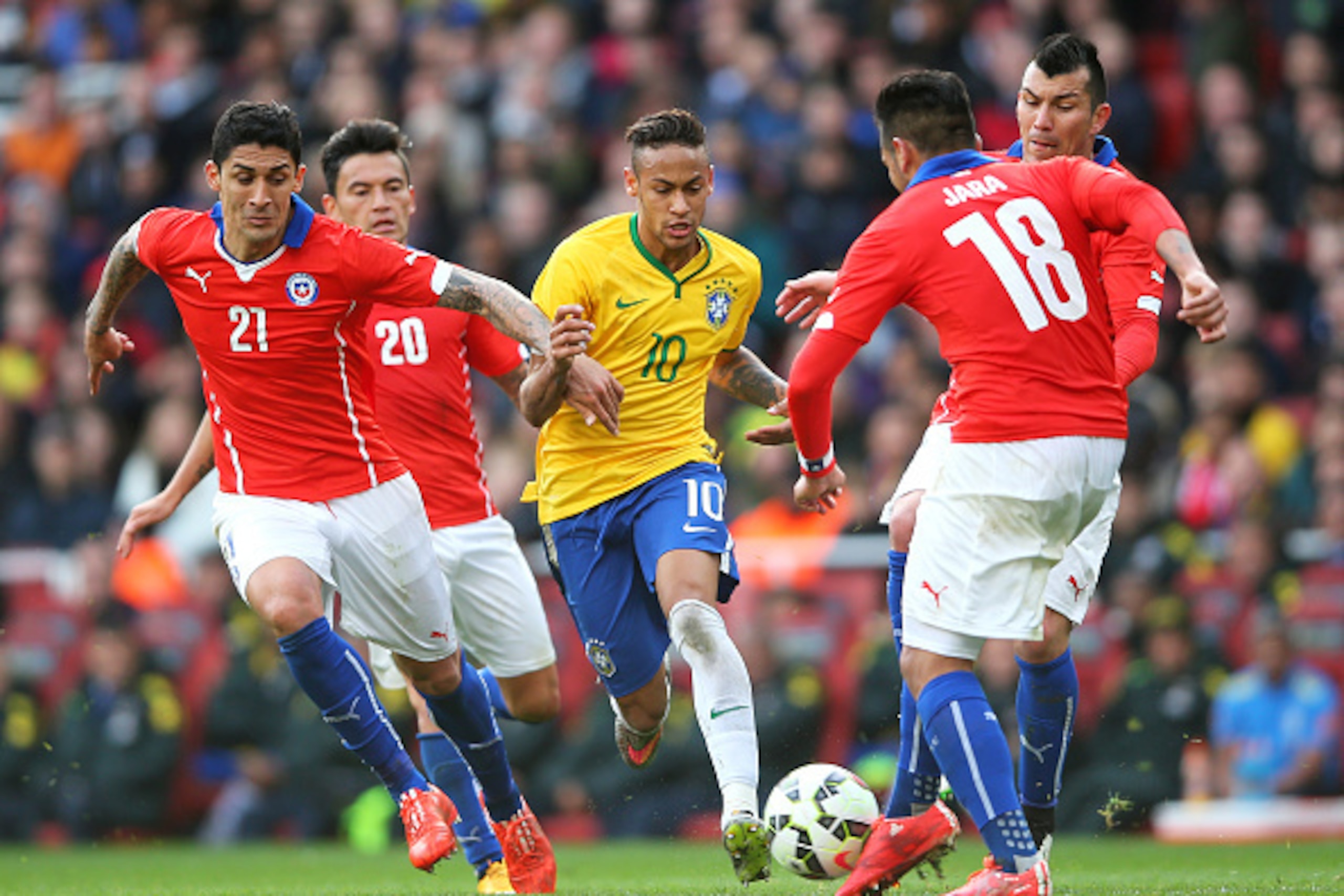 LONDON, ENGLAND - MARCH 29:  Neymar of Brazil is closed down by Pablo Hernandez, Charles Aranguiz, Gonzalo Jara and Gary Medel of Chile during the international friendly match between Brazil and Chile at the Emirates Stadium on March 29, 2015 in London, E