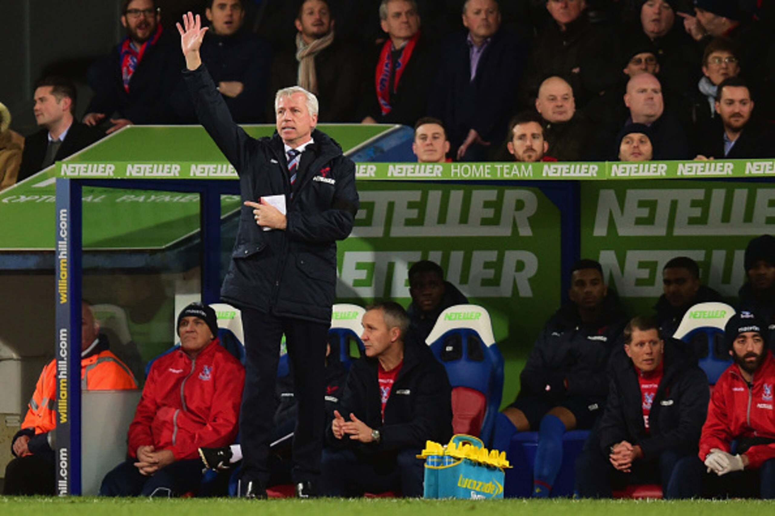LONDON, ENGLAND - JANUARY 10:  Alan Pardew manager of Crystal Palace gives instructions during the Barclays Premier League match between Crystal Palace and Tottenham Hotspur at Selhurst Park on January 10, 2015 in London, England.  (Photo by Jamie McDonal