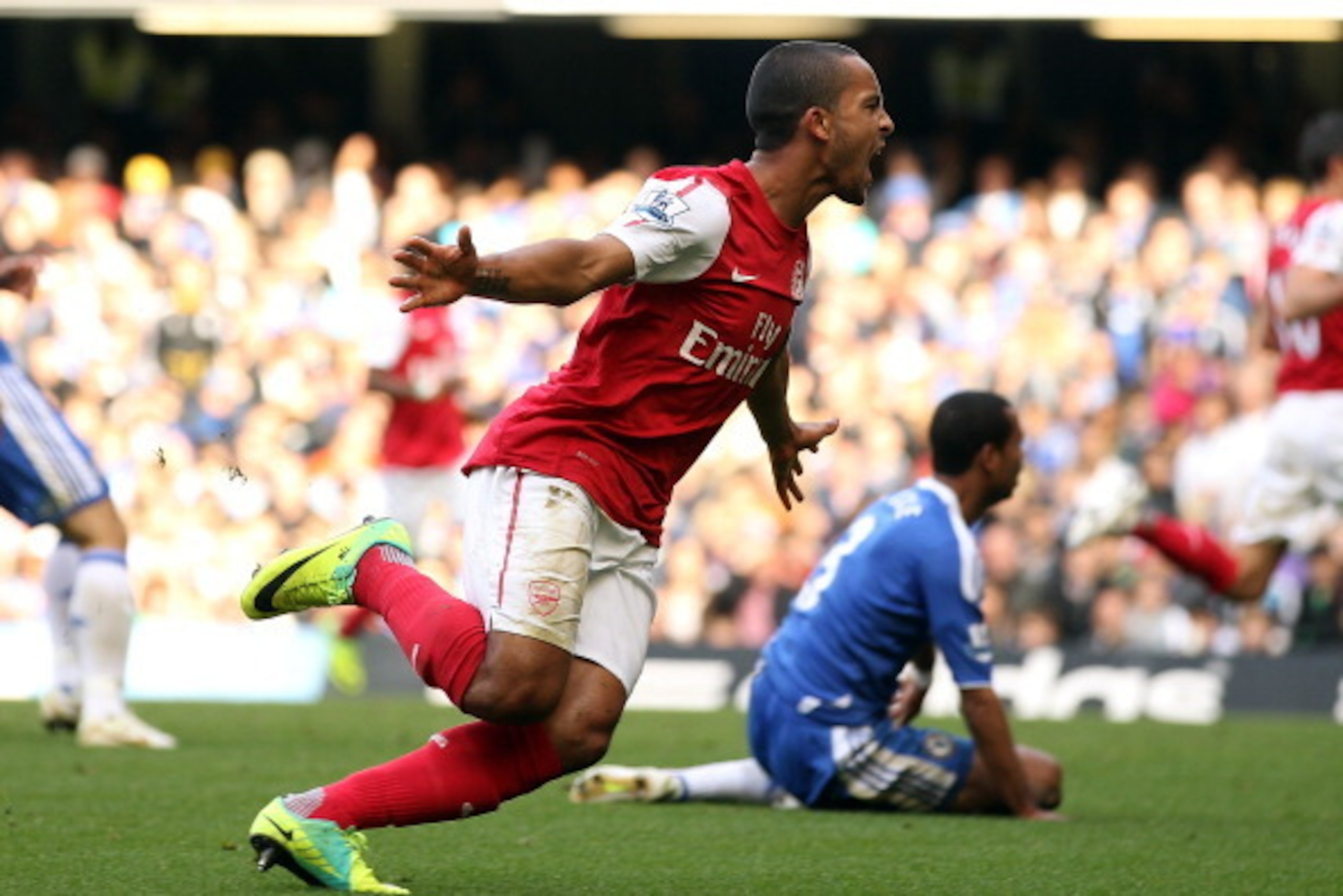 LONDON, ENGLAND - OCTOBER 29:  Theo Walcott of Arsenal celebrates scoring Arsenal's third goal during the Barclays Premier League match between Chelsea and Arsenal at Stamford Bridge on October 29, 2011 in London, England.  (Photo by Ian Walton/Getty Imag
