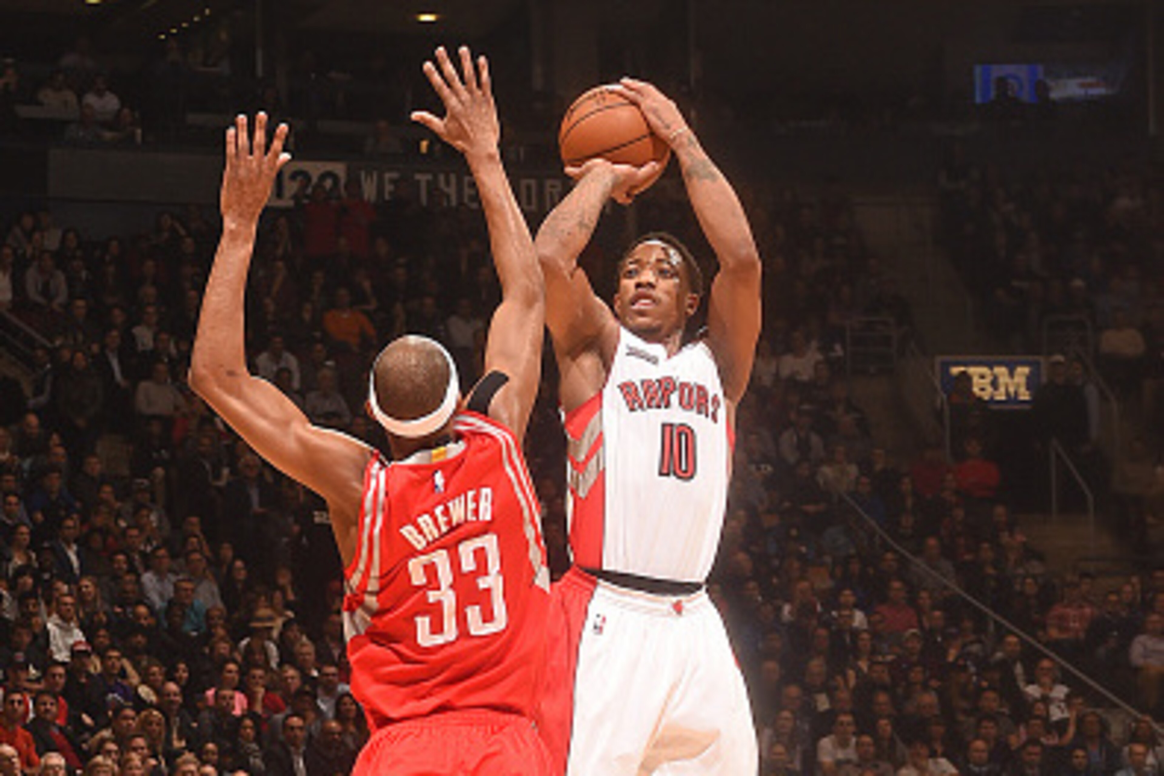TORONTO, CANADA - MARCH 30:  DeMar DeRozan #10 of the Toronto Raptors shoots the ball against the Houston Rockets on March, 30, 2015 at the Air Canada Centre in Toronto, Ontario, Canada.  NOTE TO USER: User expressly acknowledges and agrees that, by downl