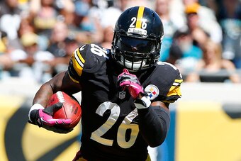JACKSONVILLE, FL - OCTOBER 05:  Le'Veon Bell #26 of the Pittsburgh Steelers runs for yardage during the game against the Jacksonville Jaguars at EverBank Field on October 5, 2014 in Jacksonville, Florida.  (Photo by Sam Greenwood/Getty Images)