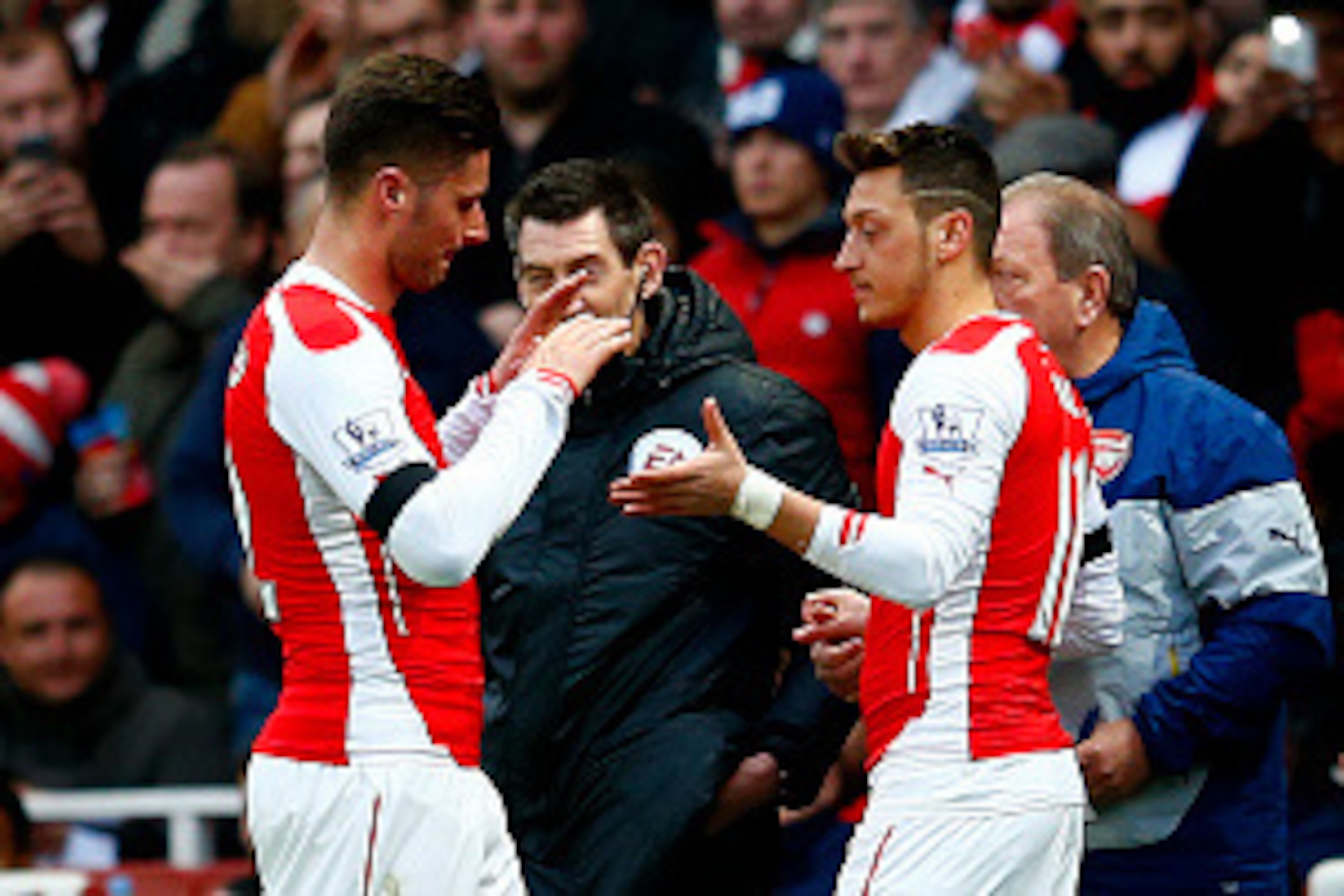 LONDON, ENGLAND - JANUARY 11:  Arsene Wenger, manager of Arsenal looks on as Mesut Oezil of Arsenal replaces Olivier Giroud of Arsenal during the Barclays Premier League match between Arsenal and Stoke City at Emirates Stadium on January 11, 2015 in Londo
