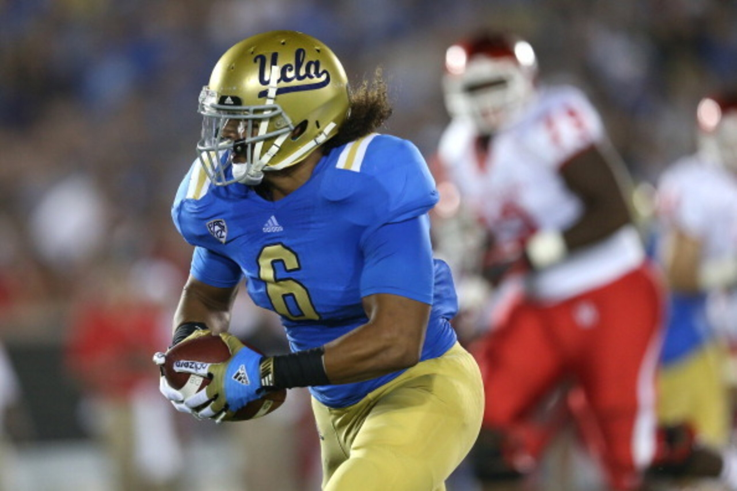 PASADENA, CA - SEPTEMBER 15: Linebacker Eric Kendricks #6 of the UCLA Bruins returns a fumble 23 yards for a touchdown in the first quarter against the Houston Cougars at the Rose Bowl on September 15, 2012 in Pasadena, California.  (Photo by Stephen Dunn