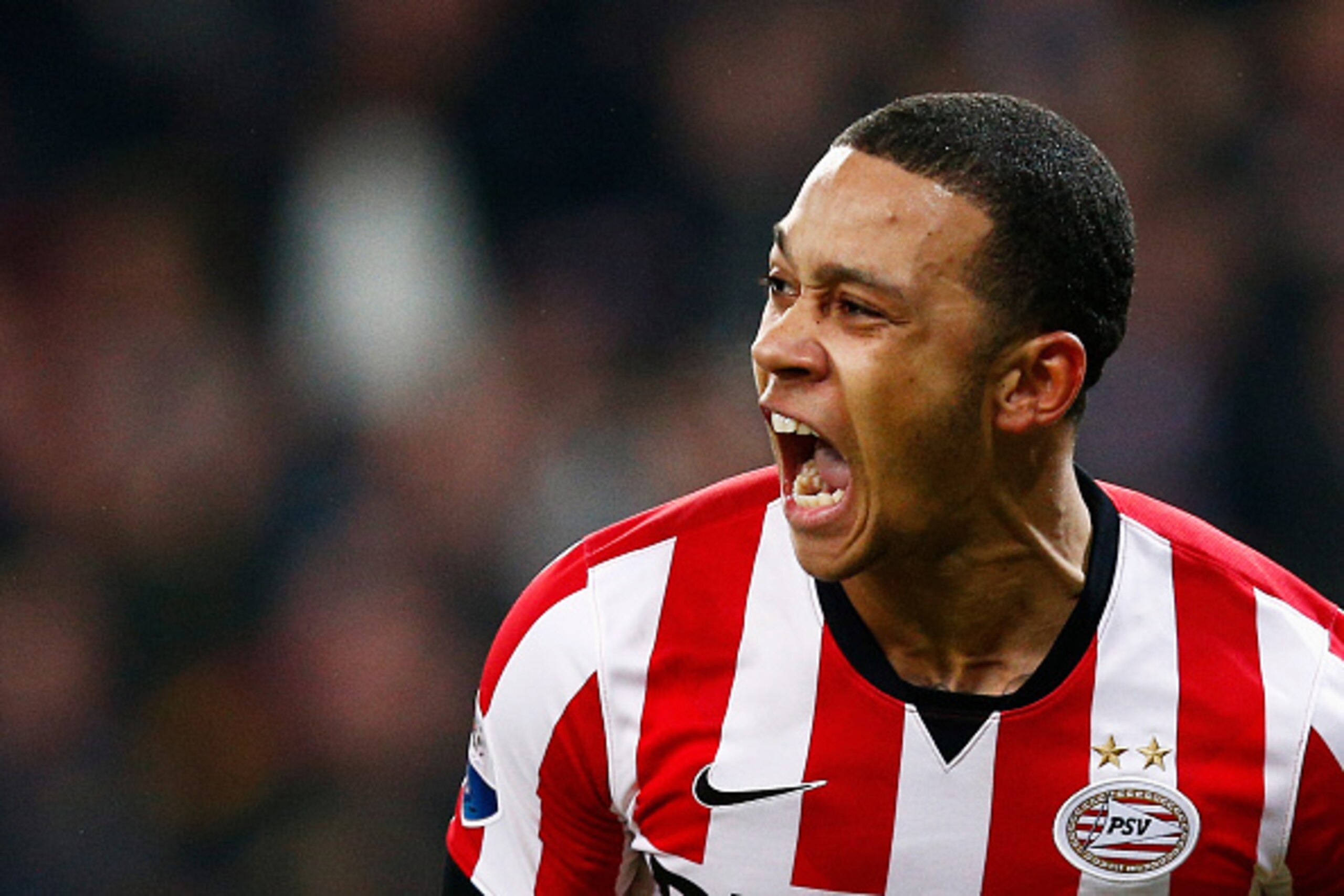 EINDHOVEN, NETHERLANDS - DECEMBER 17:  Memphis Depay of PSV Eindhoven celebrates scoring his teams winning goal in the final minute of the game during the Eredivisie match between PSV Eindhoven and Feyenoord Rotterdam held at the Philips Stadion on Decemb