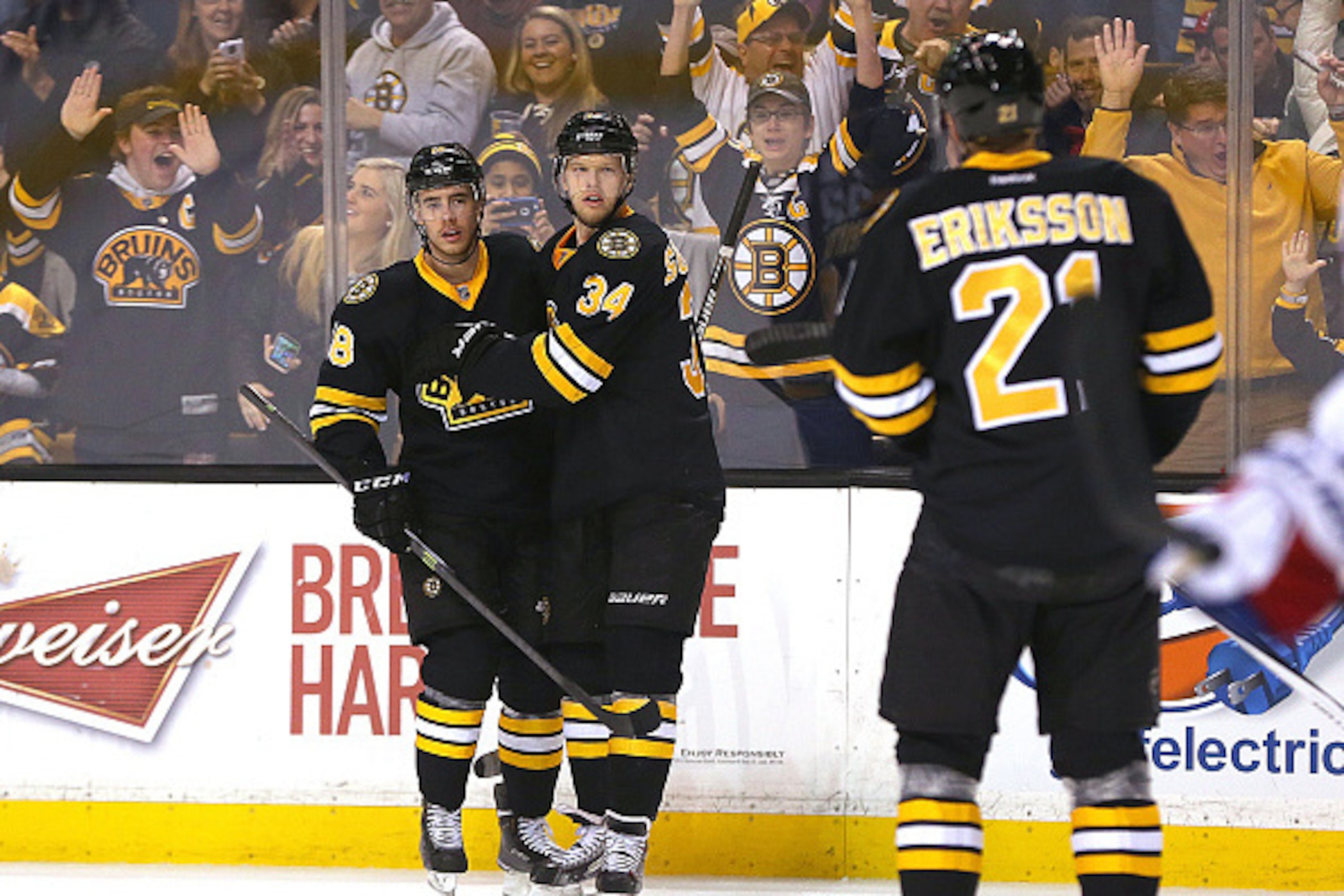 BOSTON, MA - MARCH 28: Reilly Smith #18 of the Boston Bruins celebrates a goal by Carl Soderberg #34 of the Boston Bruins in the first period at the TD Garden on March 28, 2015 in Boston, Massachusetts. (Photo by Jim Rogash/Getty Images) BOSTON, MA - MARCH 28: Reilly Smith #18 of the Boston Bruins celebrates a goal by Carl Soderberg #34 of the Boston Bruins in the first period at the TD Garden on March 28, 2015 in Boston, Massachusetts. (Photo by Jim Rogash/Getty Images)
