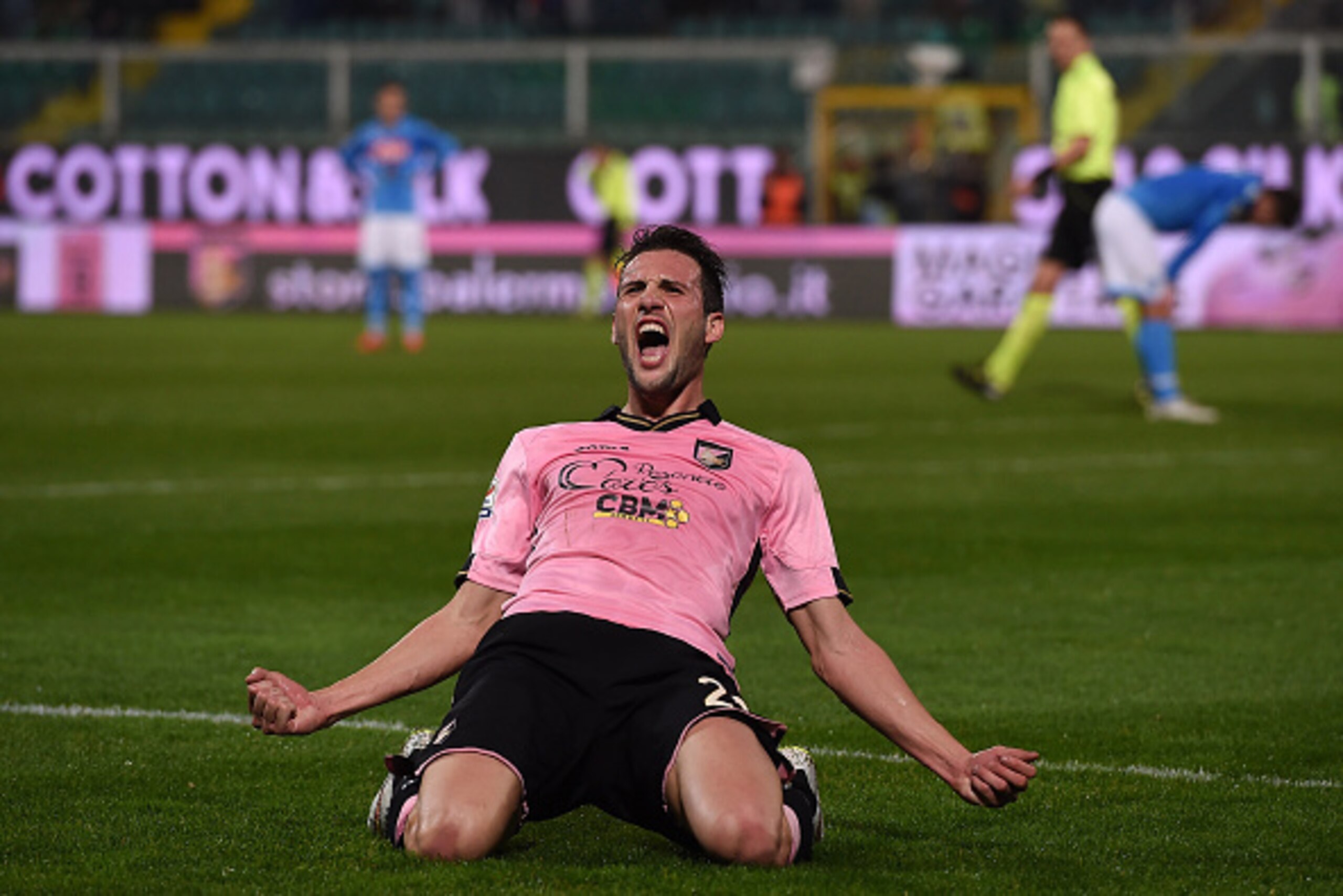 PALERMO, ITALY - FEBRUARY 14: Franco Vazquez of Palermo celebrates after scoring his team's second goal during the Serie A match between US Citta di Palermo and SSC Napoli at Stadio Renzo Barbera on February 14, 2015 in Palermo, Italy. (Photo by Tullio PALERMO, ITALY - FEBRUARY 14: Franco Vazquez of Palermo celebrates after scoring his team's second goal during the Serie A match between US Citta di Palermo and SSC Napoli at Stadio Renzo Barbera on February 14, 2015 in Palermo, Italy. (Photo by Tullio