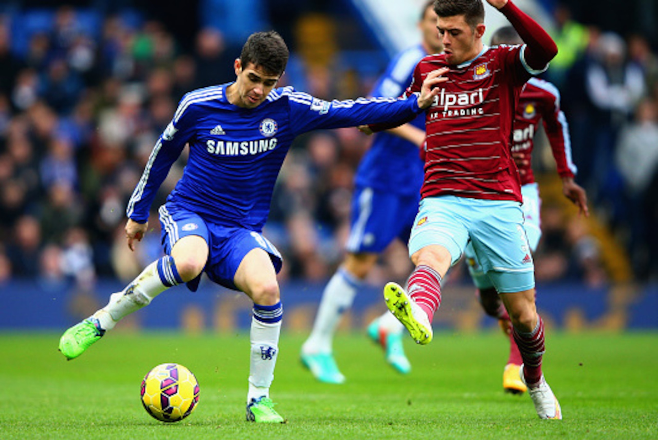 LONDON, ENGLAND - DECEMBER 26:  Oscar of Chelsea is marked by Aaron Cresswell of West Ham during the Barclays Premier League match between Chelsea and West Ham United at Stamford Bridge on December 26, 2014 in London, England.  (Photo by Ian Walton/Getty 
