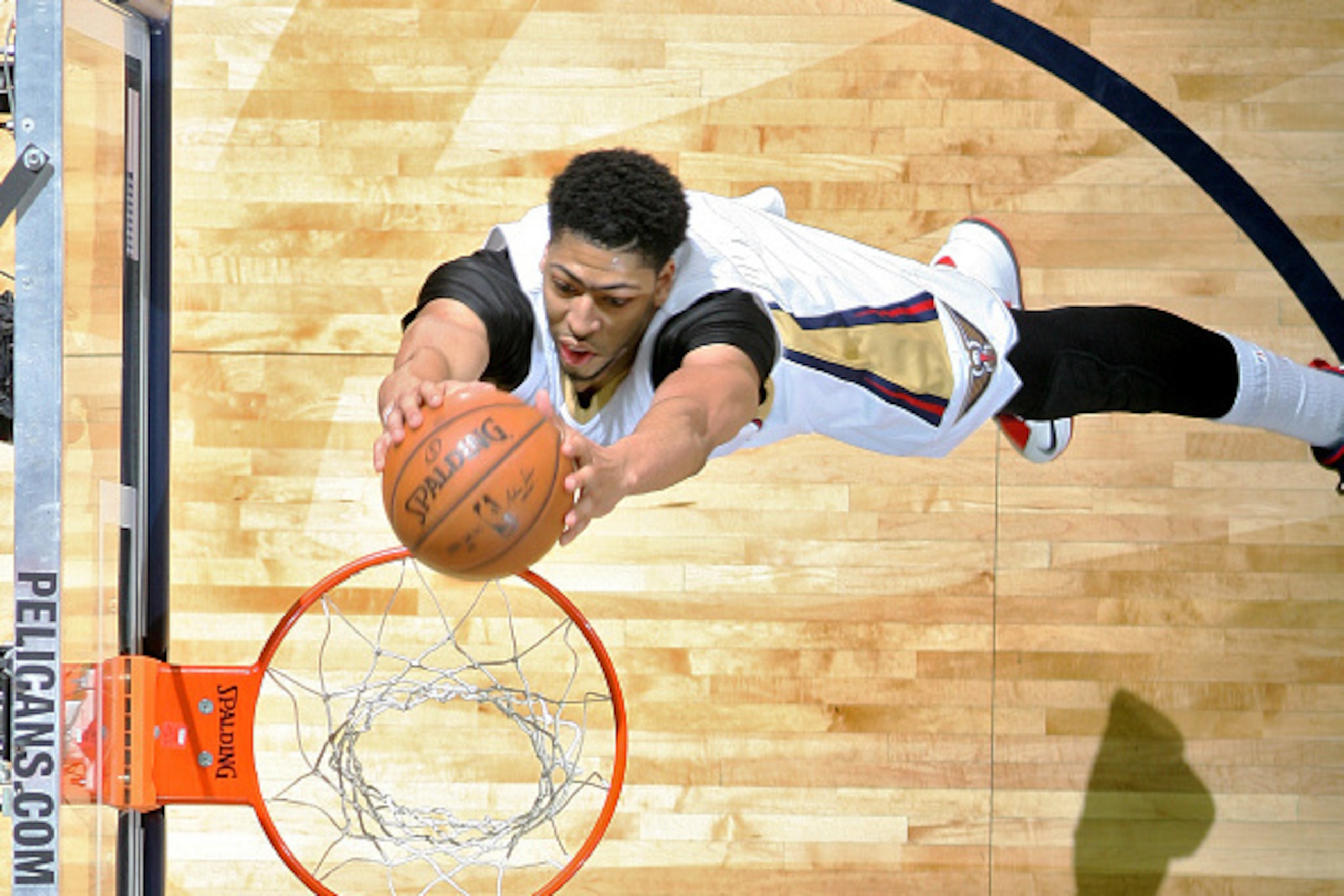 NEW ORLEANS, LA - MARCH 27:  Anthony Davis #23 of the New Orleans Pelicans goes to the basket against the Sacramento Kings on March 27, 2015 at the Smoothie King Center in New Orleans, Louisiana. NOTE TO USER: User expressly acknowledges and agrees that, 