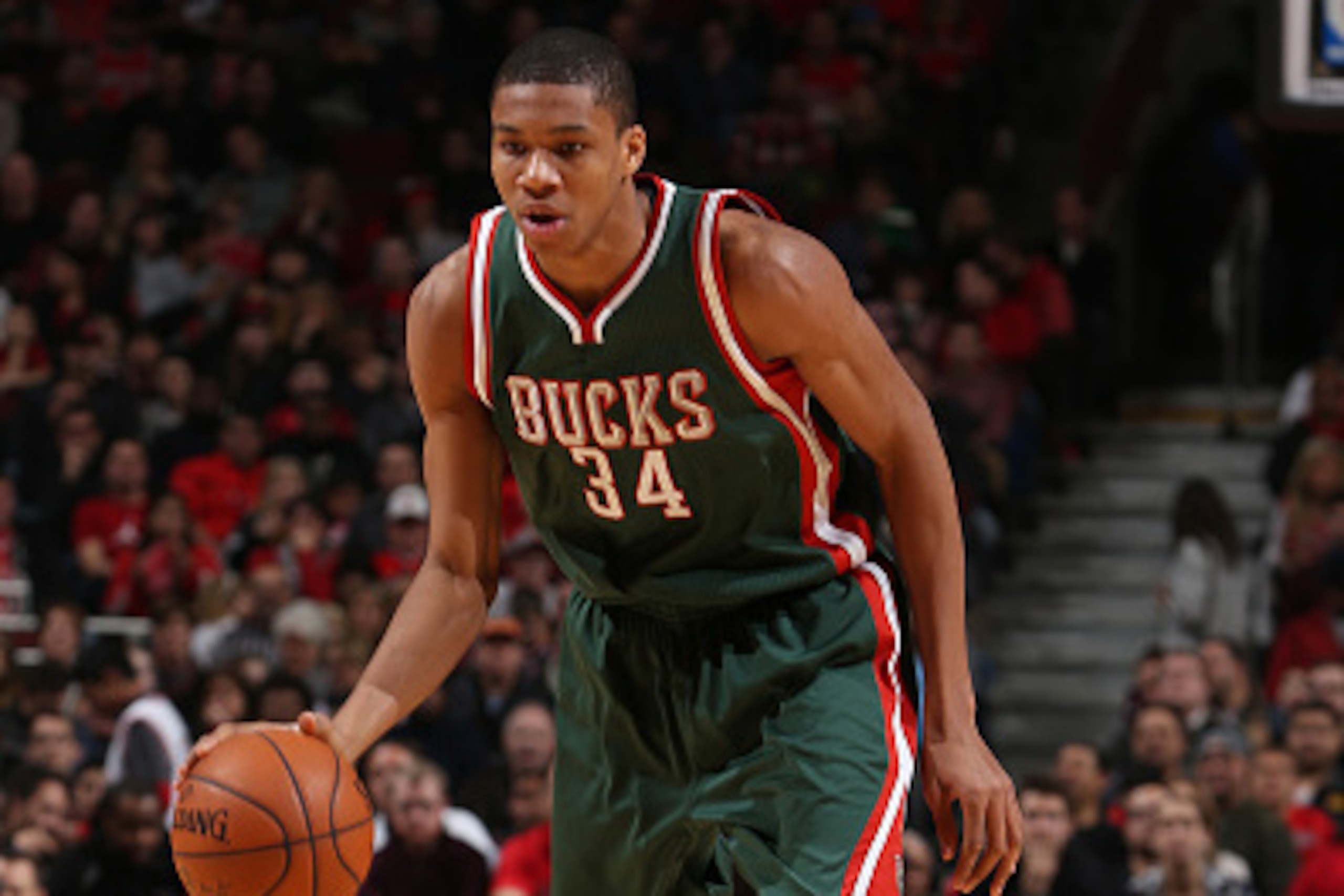 CHICAGO, IL - JANUARY 10: Giannis Antetokounmpo #34 of the Milwaukee Bucks handles the ball against the Chicago Bulls on January 10, 2015 at the United Center in Chicago, Illinois. NOTE TO USER: User expressly acknowledges and agrees that, by downloading 