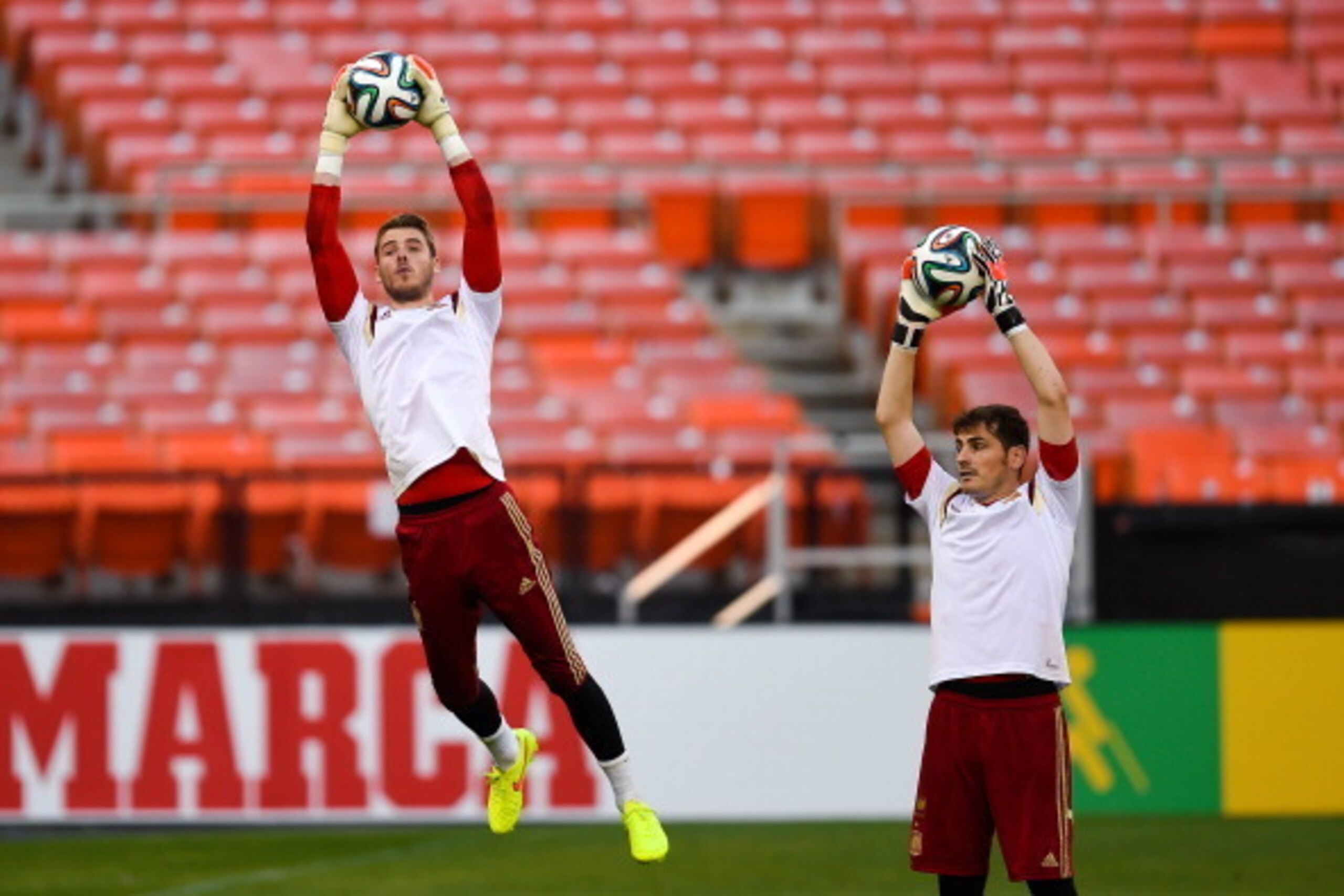 WASHINGTON, DC - JUNE 05: Spain goalkeepers David de Gea (L) and Iker Casillas of Spain in action during a training session of the Spain National Team at Robert F. Kennedy Stadium on June 5, 2014 in Washington, DC.  (Photo by David Ramos/Getty Images)