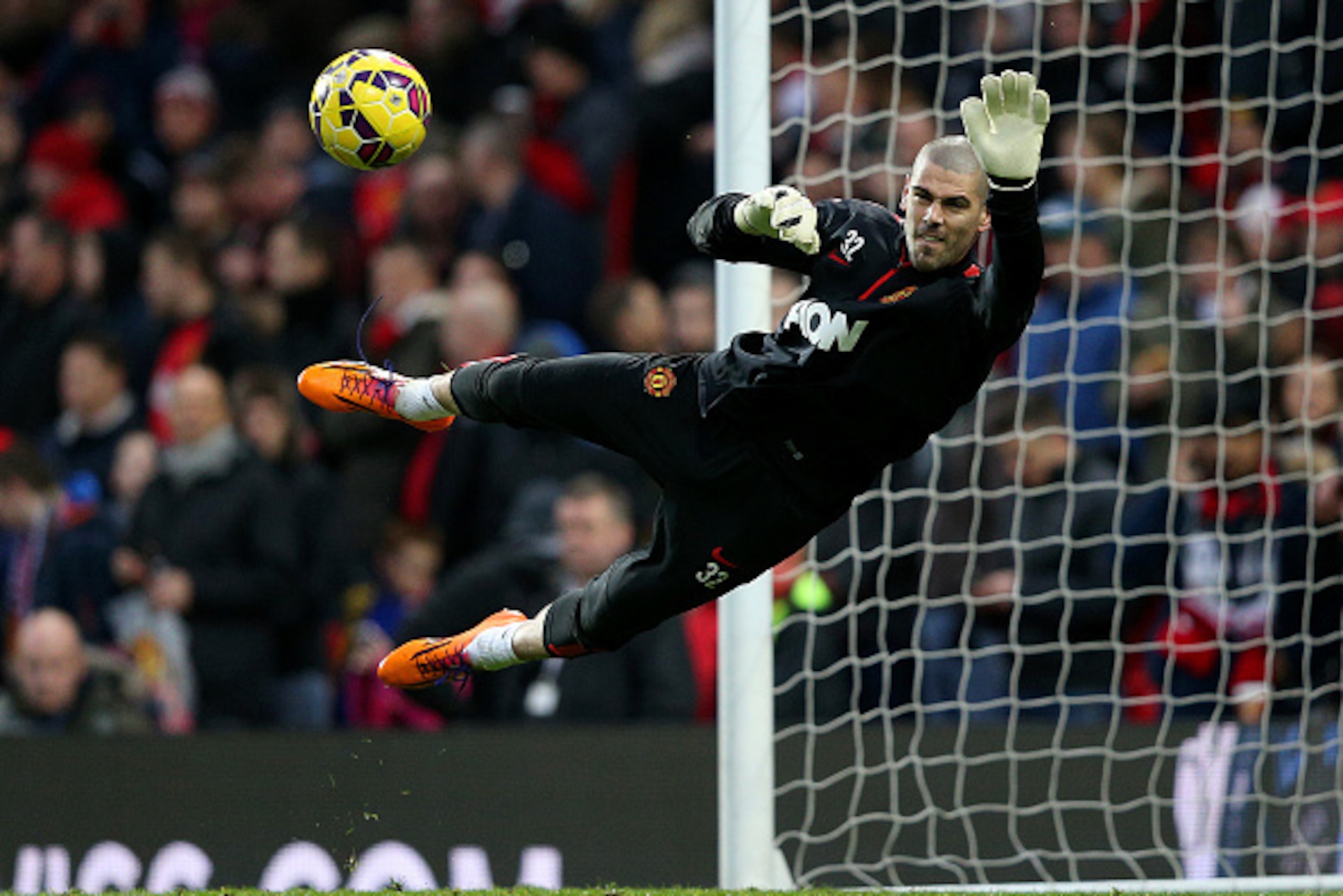 MANCHESTER, ENGLAND - JANUARY 11:  Victor Valdes of Manchester United takes part in the warm-up before the Barclays Premier League match between Manchester United and Southampton at Old Trafford on January 11, 2015 in Manchester, England.  (Photo by Clive