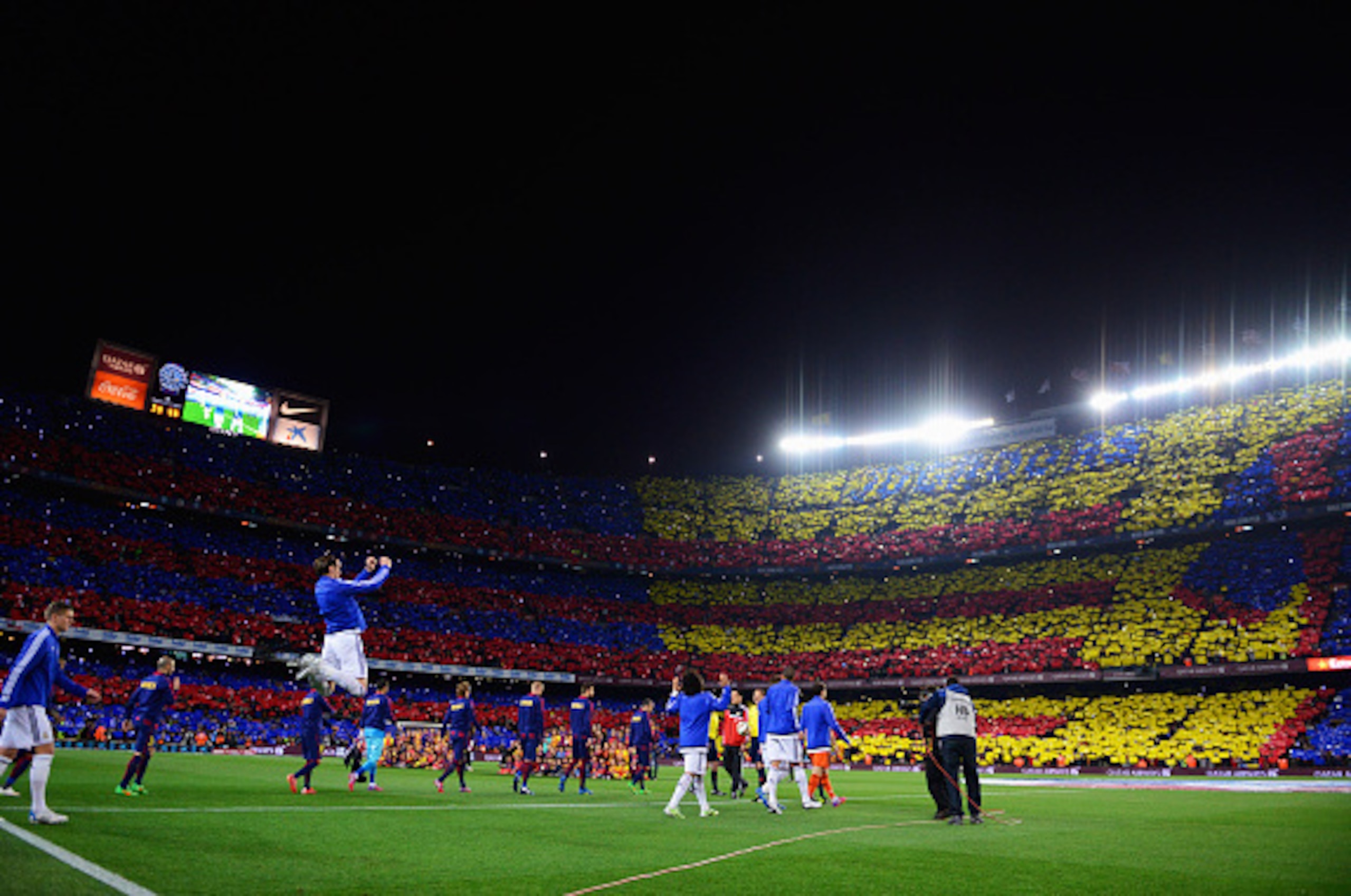BARCELONA, SPAIN - MARCH 22:  Players and officials walk onto the pitch prior to the La Liga match between FC Barcelona and Real Madrid CF at Camp Nou on March 22, 2015 in Barcelona, Spain.  (Photo by David Ramos/Getty Images)