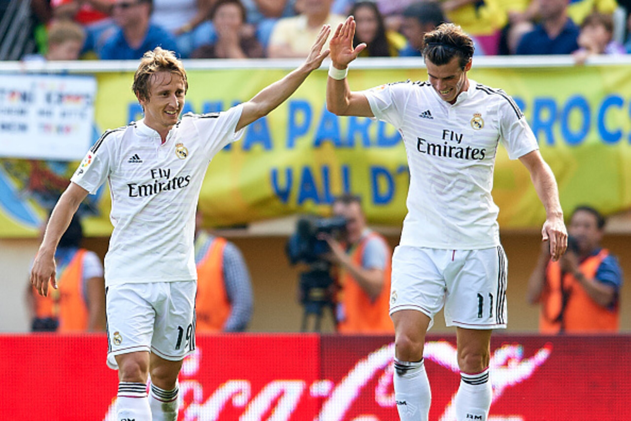 VILLARREAL, SPAIN - SEPTEMBER 27: Luka Modric (L) of Real Madrid celebrates after scoring with his teammate Gareth Bale during the La Liga match between Villarreal CF and Real Madrid at El Madrigal on September 27, 2014 in Villarreal, Spain. (Photo by M VILLARREAL, SPAIN - SEPTEMBER 27: Luka Modric (L) of Real Madrid celebrates after scoring with his teammate Gareth Bale during the La Liga match between Villarreal CF and Real Madrid at El Madrigal on September 27, 2014 in Villarreal, Spain. (Photo by M