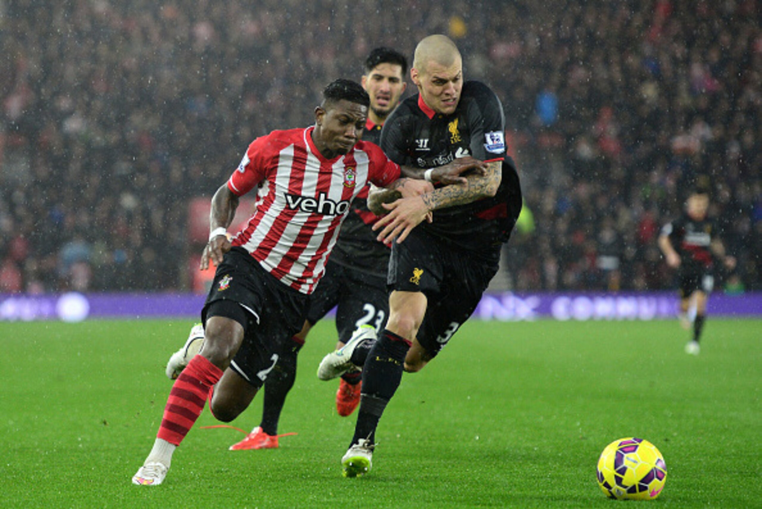 SOUTHAMPTON, ENGLAND - FEBRUARY 22:  Elijero Elia of Southampton is challenged by Martin Skrtel of Liverpool during the Barclays Premier League match between Southampton and Liverpool at St Mary's Stadium on February 22, 2015 in Southampton, England.  (Ph