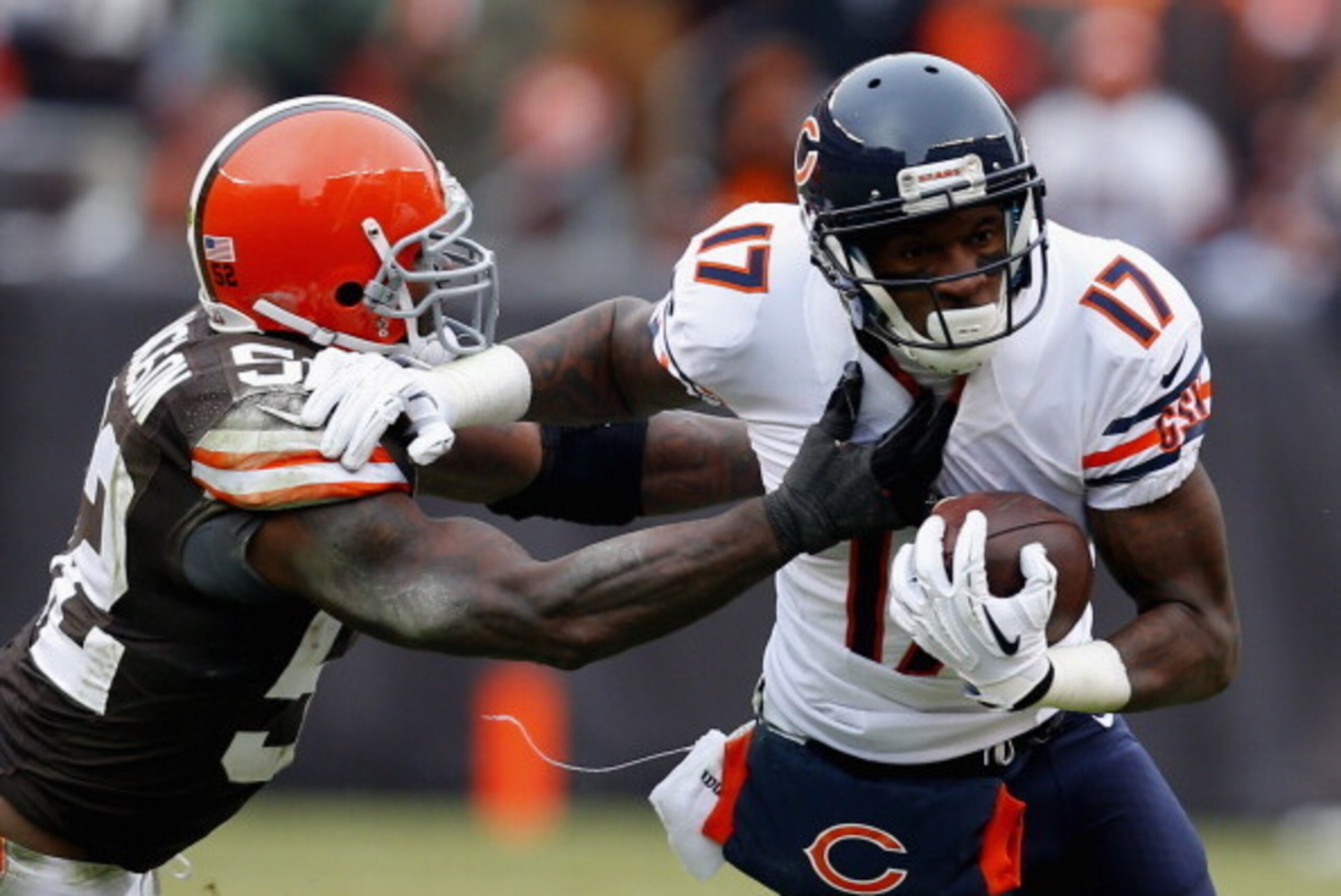 CLEVELAND, OH - DECEMBER 15:  Wide receiver Alshon Jeffery #17 of the Chicago Bears runs by linebacker D'Qwell Jackson #52 of the Cleveland Browns at FirstEnergy Stadium on December 15, 2013 in Cleveland, Ohio.  (Photo by Matt Sullivan/Getty Images)