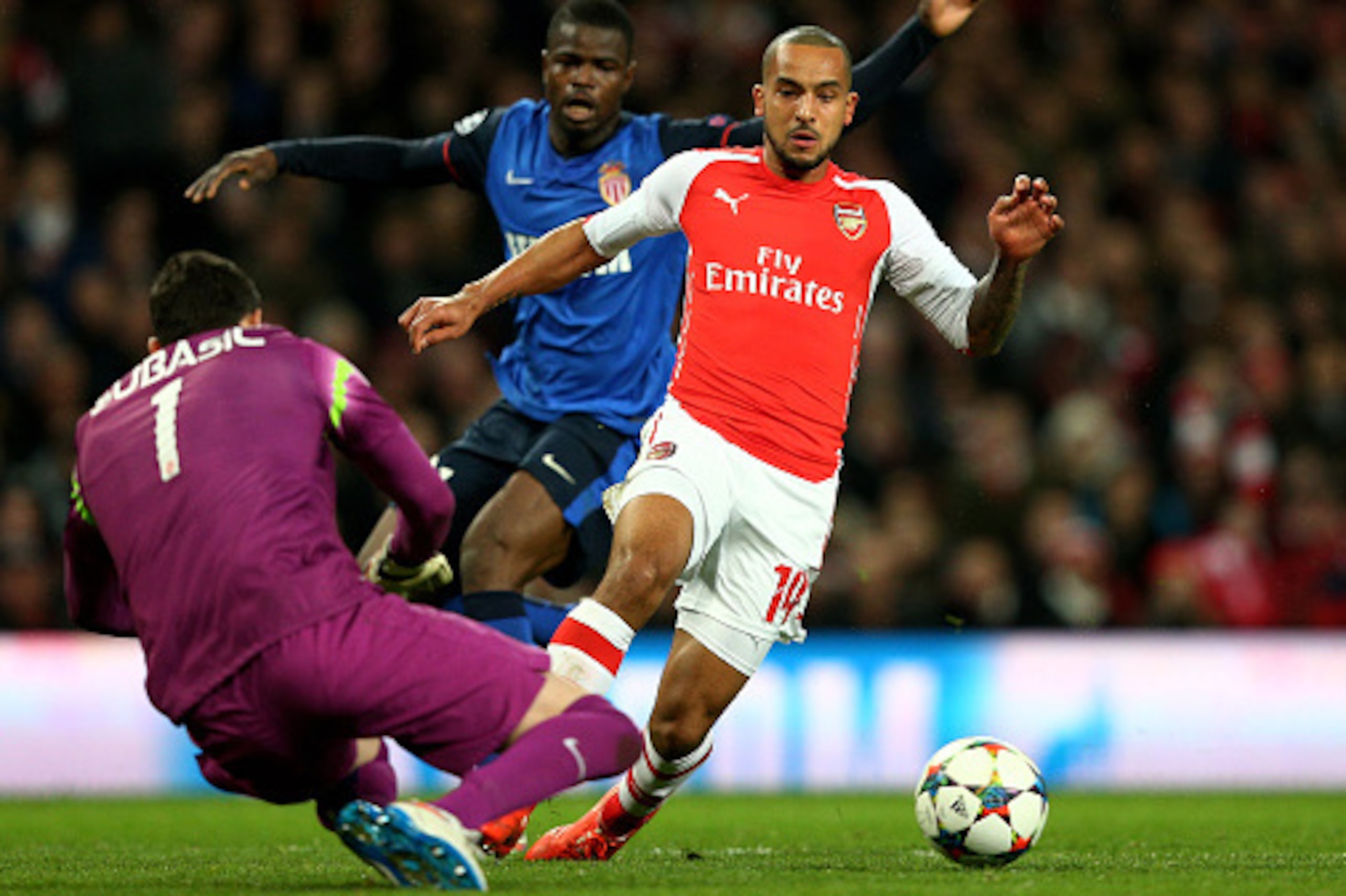 LONDON, ENGLAND - FEBRUARY 25:  Goalkeeper Danijel Subasic of Monaco claims the ball as Theo Walcott of Arsenal threatens his goal during the UEFA Champions League round of 16, first leg match between Arsenal and Monaco at The Emirates Stadium on February
