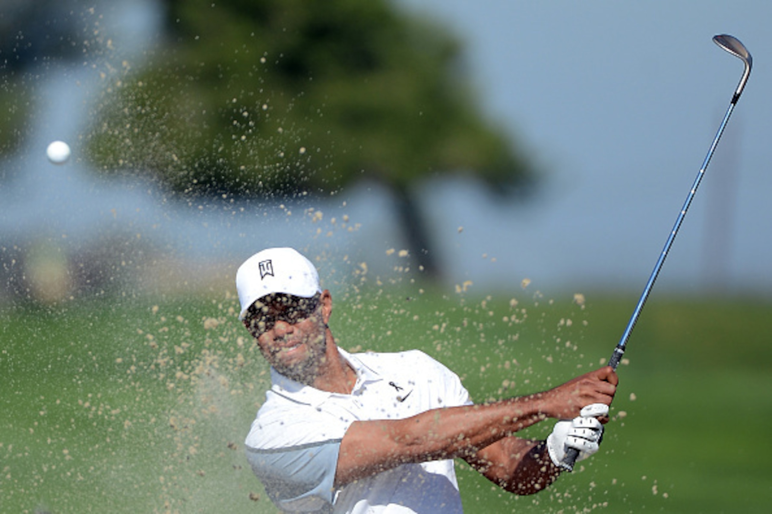 LA JOLLA, CA - FEBRUARY 05: Tiger Woods plays a shot from the bunker on the 14th hole of the north course during the first round of the Farmers Insurance Open at Torrey Pines Golf Course on February 5, 2015 in La Jolla, California. (Photo by Donald Mira LA JOLLA, CA - FEBRUARY 05: Tiger Woods plays a shot from the bunker on the 14th hole of the north course during the first round of the Farmers Insurance Open at Torrey Pines Golf Course on February 5, 2015 in La Jolla, California. (Photo by Donald Mira