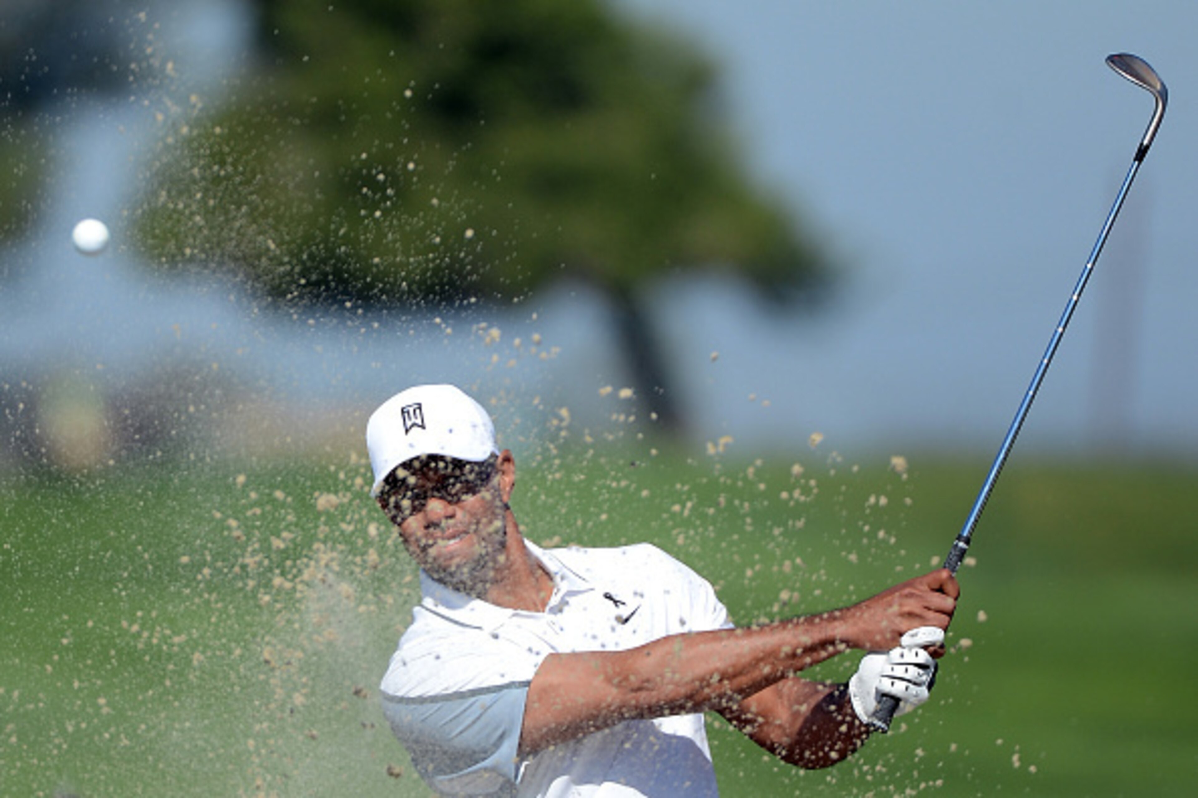 LA JOLLA, CA - FEBRUARY 05:  Tiger Woods plays a shot from the bunker on the 14th hole of the north course during the first round of the Farmers Insurance Open at Torrey Pines Golf Course on February 5, 2015 in La Jolla, California.  (Photo by Donald Mira