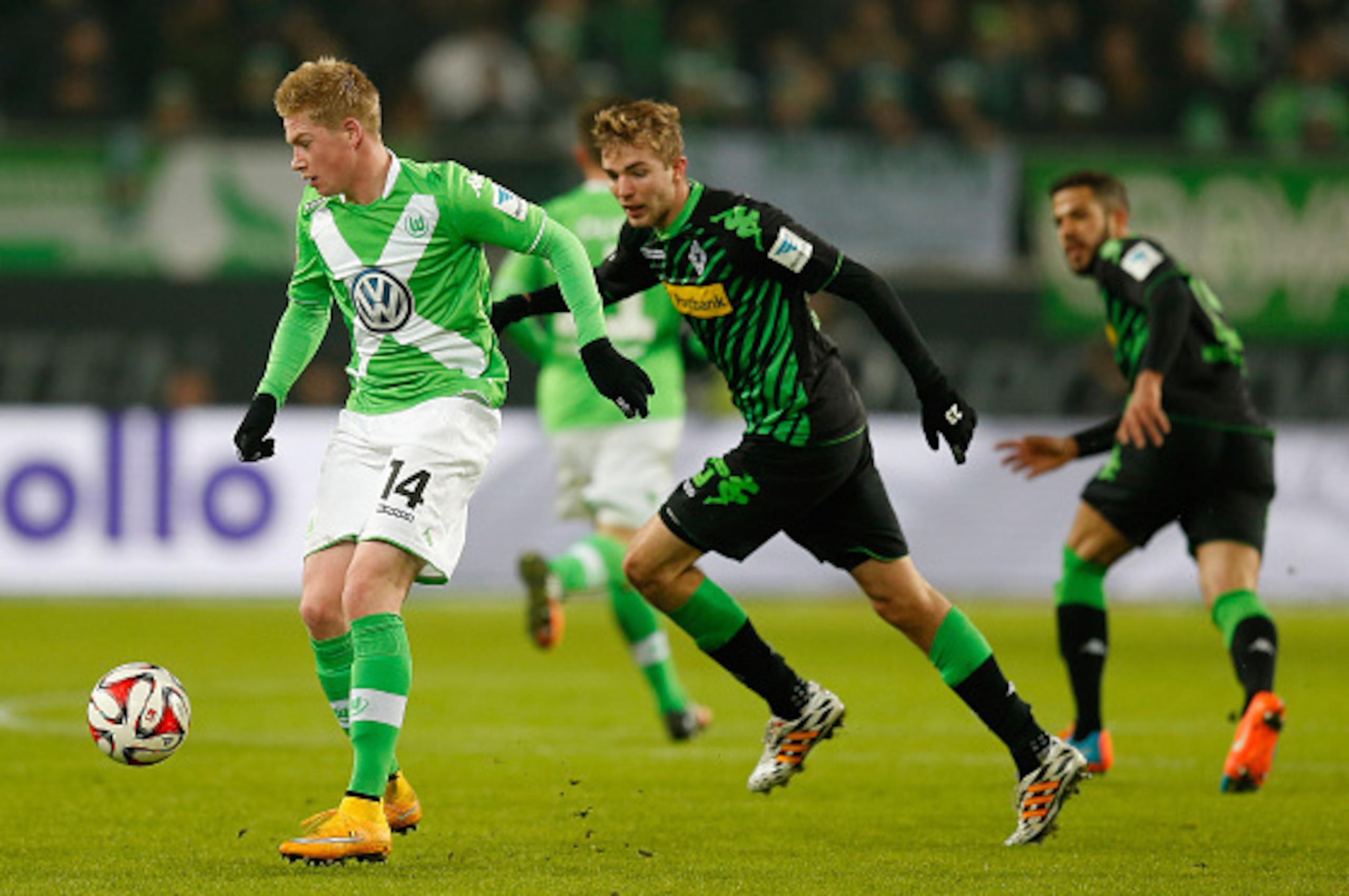 WOLFSBURG, GERMANY - NOVEMBER 30:  Kevin De Bruyne of Wolfsburg is challenged by Christoph Kramer of Moenchengladbach during the Bundesliga match between VfL Wolfsburg and Borussia Moenchengladbach at Volkswagen Arena on November 30, 2014 in Wolfsburg, Ge
