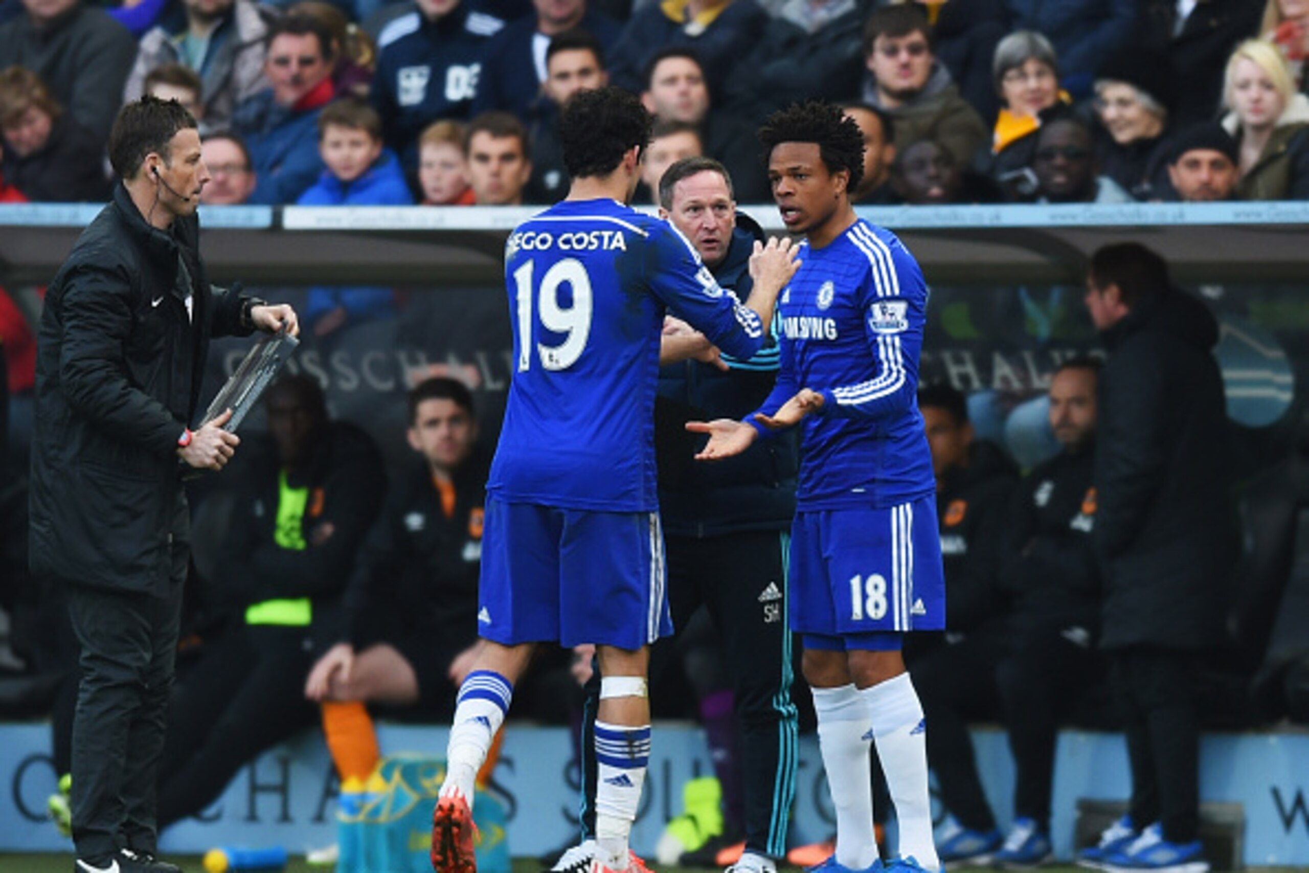 HULL, ENGLAND - MARCH 22:  Diego Costa of Chelsea shakes hands with Loic Remy (18) as he is substituted during the Barclays Premier League match between Hull City and Chelsea at KC Stadium on March 22, 2015 in Hull, England.  (Photo by Michael Regan/Getty