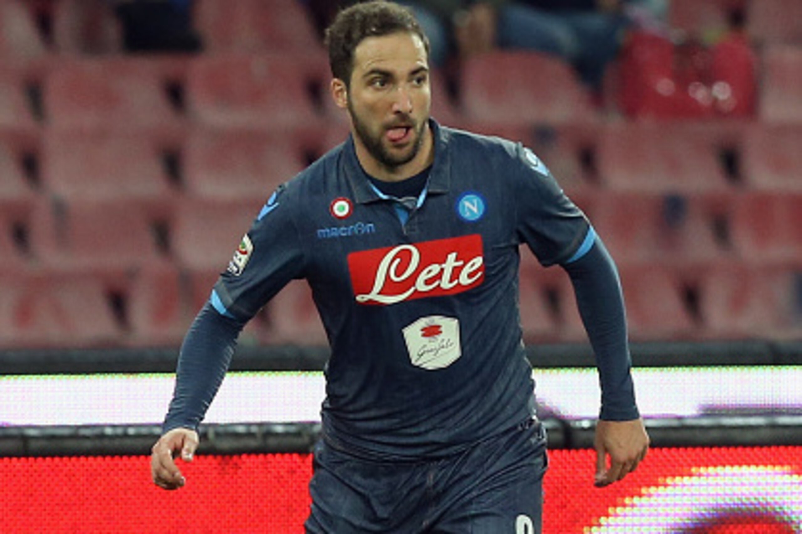 NAPLES, ITALY - MARCH 22:  Gonzalo Higuain of Napoli during the Serie A match between SSC Napoli and Atalanta BC at Stadio San Paolo on March 22, 2015 in Naples, Italy.  (Photo by Maurizio Lagana/Getty Images)
