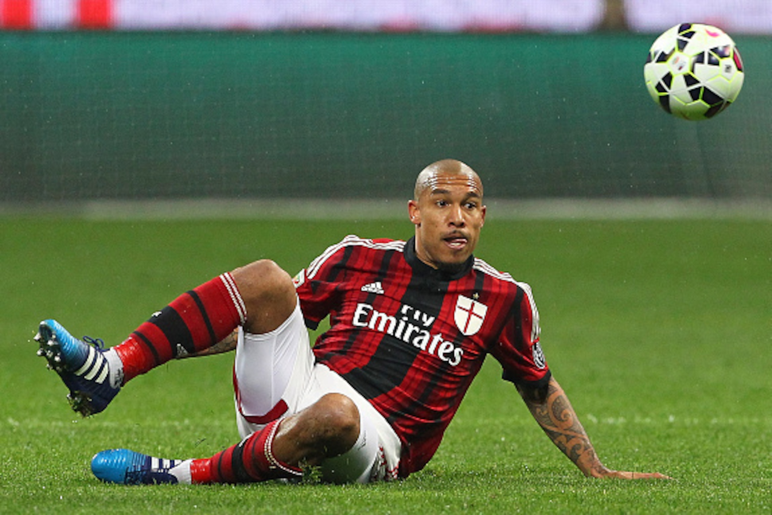 MILAN, ITALY - MARCH 21:  Nigel De Jong of AC Milan in action during the Serie A match between AC Milan and Cagliari Calcio at Stadio Giuseppe Meazza on March 21, 2015 in Milan, Italy.  (Photo by Marco Luzzani/Getty Images)