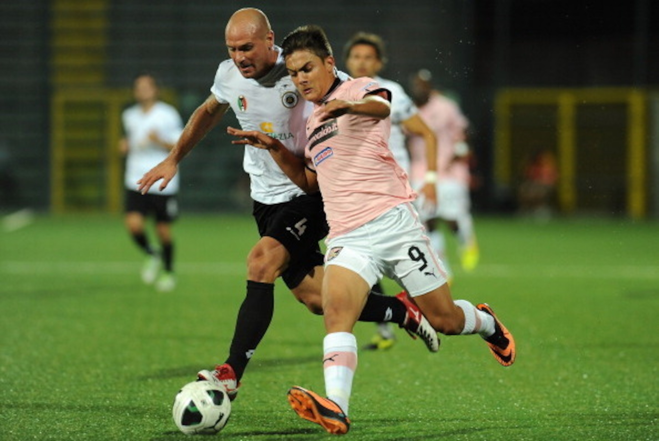 LA SPEZIA, ITALY - SEPTEMBER 20:  Andrea Lisuzzo (L) of AC Spezia competes with Paulo Dybala of US Citta di Palermo during the Serie B match between AC Spezia and US Citta di Palermo at Stadio Alberto Picco on September 20, 2013 in La Spezia, Italy.  (Pho