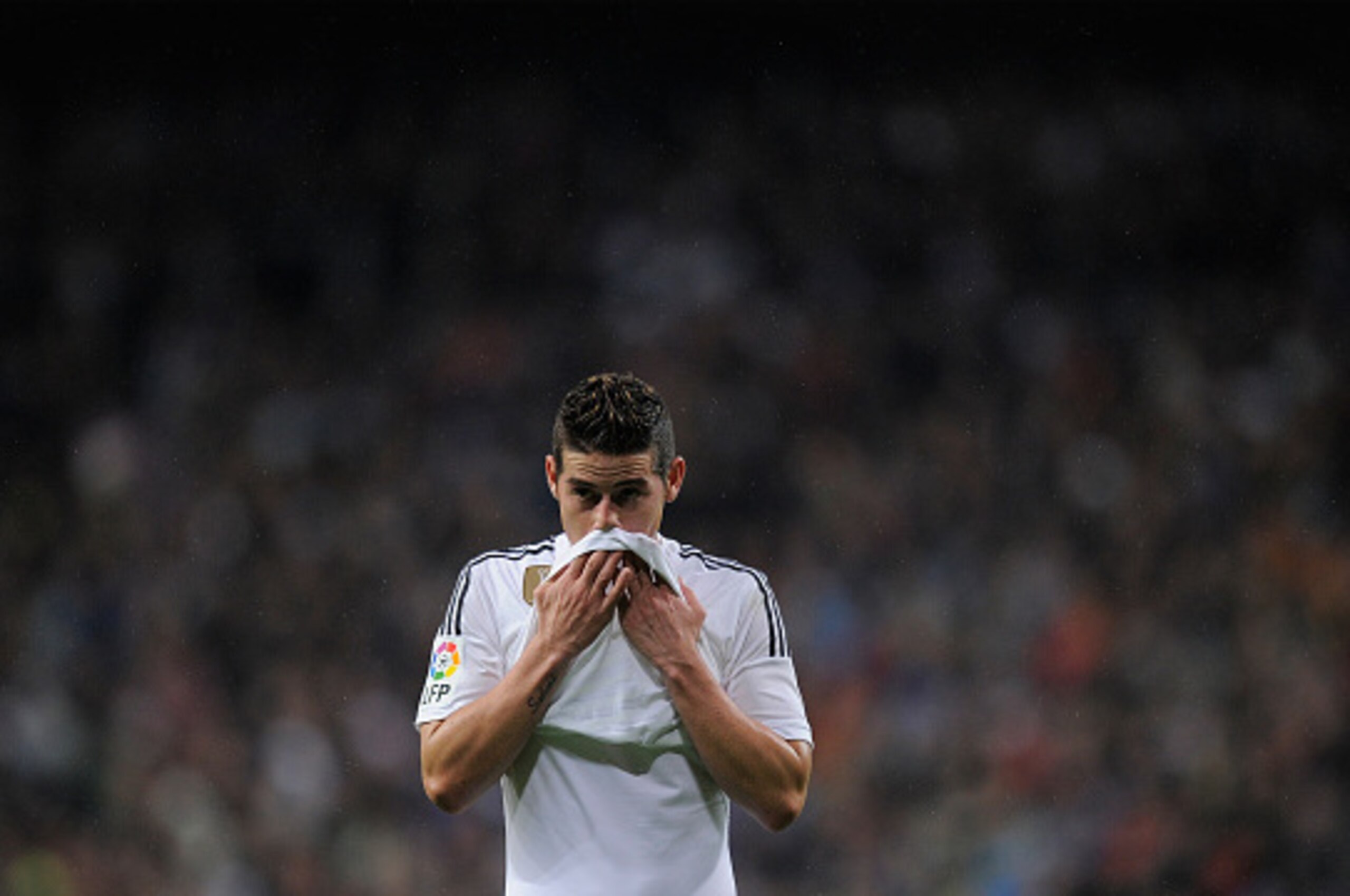 MADRID, SPAIN - JANUARY 15:  James Rodriguez of Real Madrid reacts during the Copa del Rey Round of 16, Second leg match between Real Madrid and Atletico de Madrid at Estadio Santiago Bernabeu on January 15, 2015 in Madrid, Spain.  (Photo by Denis Doyle/G